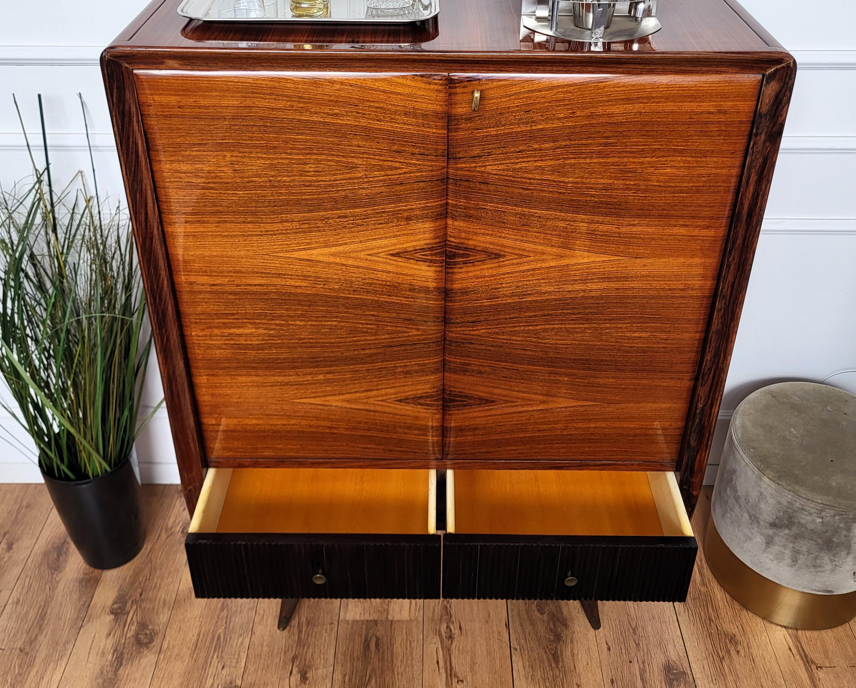 1960 Art Deco Mid-Century Modern Italian Wood Mirror Dry Bar Cabinet In condizioni buone a Carimate, Como