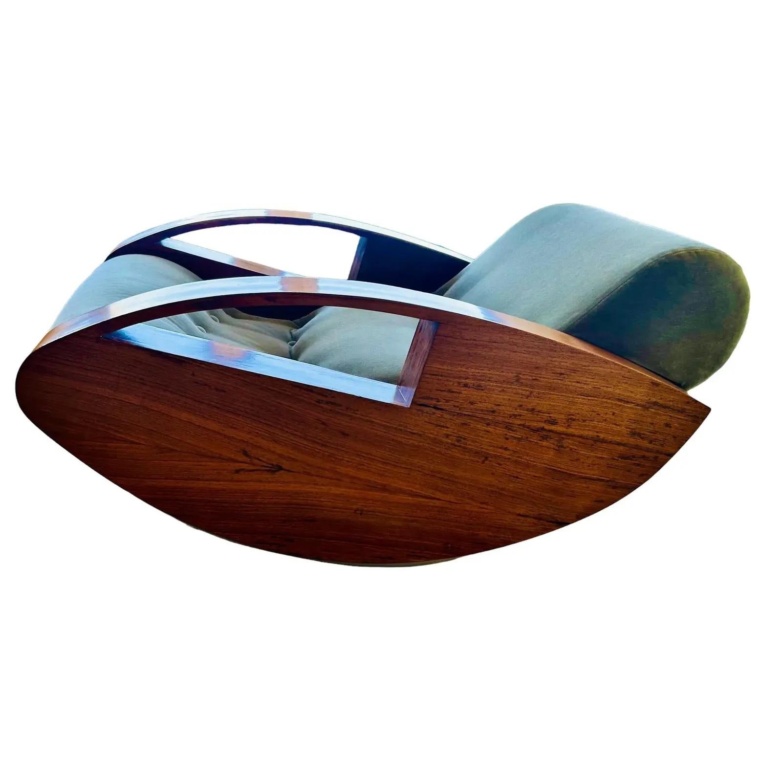 EIN ITALIENISCHER ROCKSTUHL, 1960er Jahre. 
Einzigartiger Art Deco/Mid Century/Bauhaus Schaukelstuhl aus Palisanderholz, furniert, mit neuer, schöner stahlgrüner Mohair-Stoffpolsterung. Gekauft bei einer Auktion in Italien.