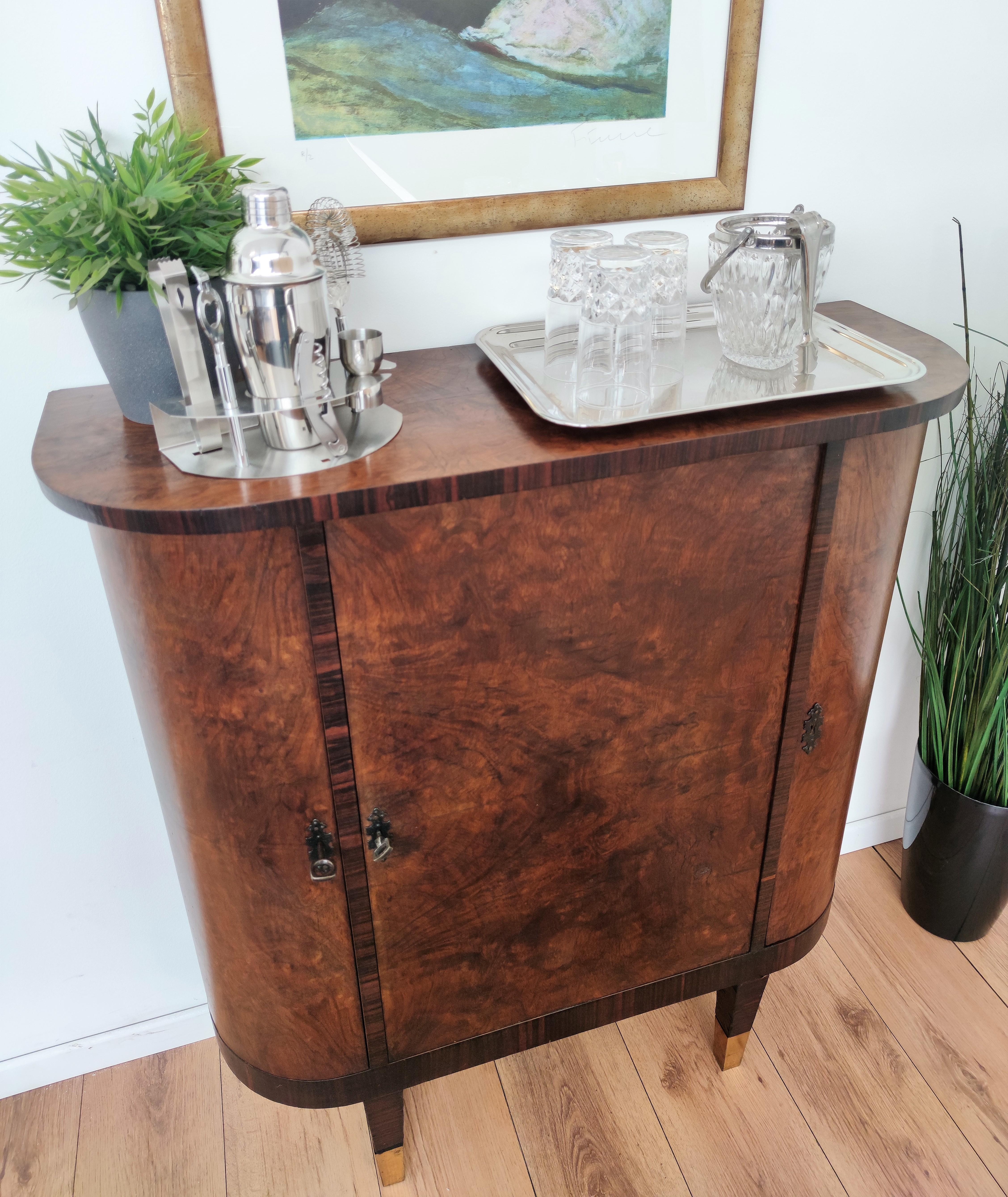 Very elegant Italian Art Deco Mid-Century Modern dry bar cabinet, in beautiful veneer burl wood, two side doors and central turning door with shelves and antique brass keylock standing on four classic geometric legs ending with brass detail. Marked