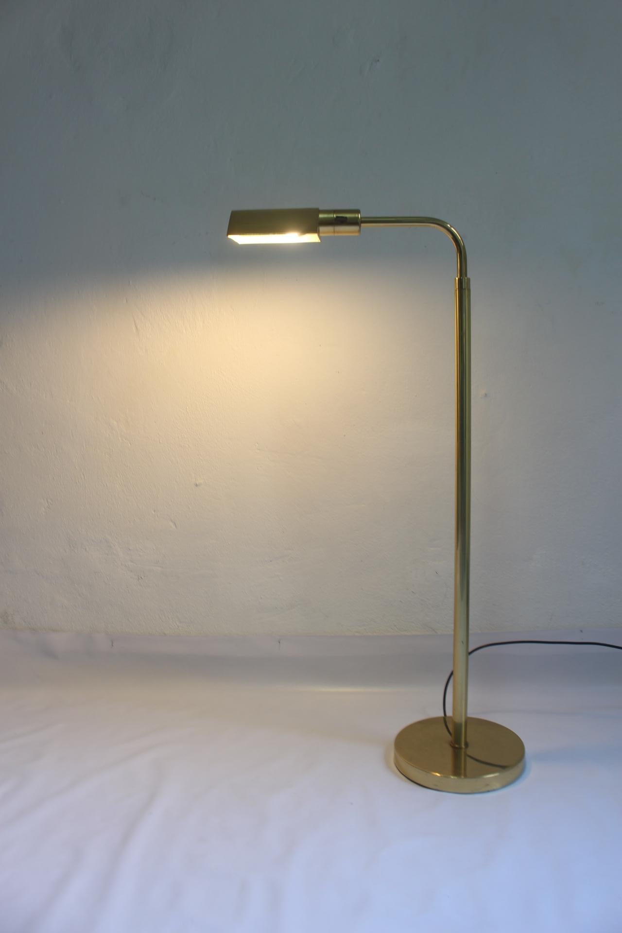Articulated floor lamp designed by George W. Hansen in New York and produced by the prestigious Spanish lighting brand, Metalarte.
Adjustable height: 41.73-53.54 in / 106 -135 cm.
