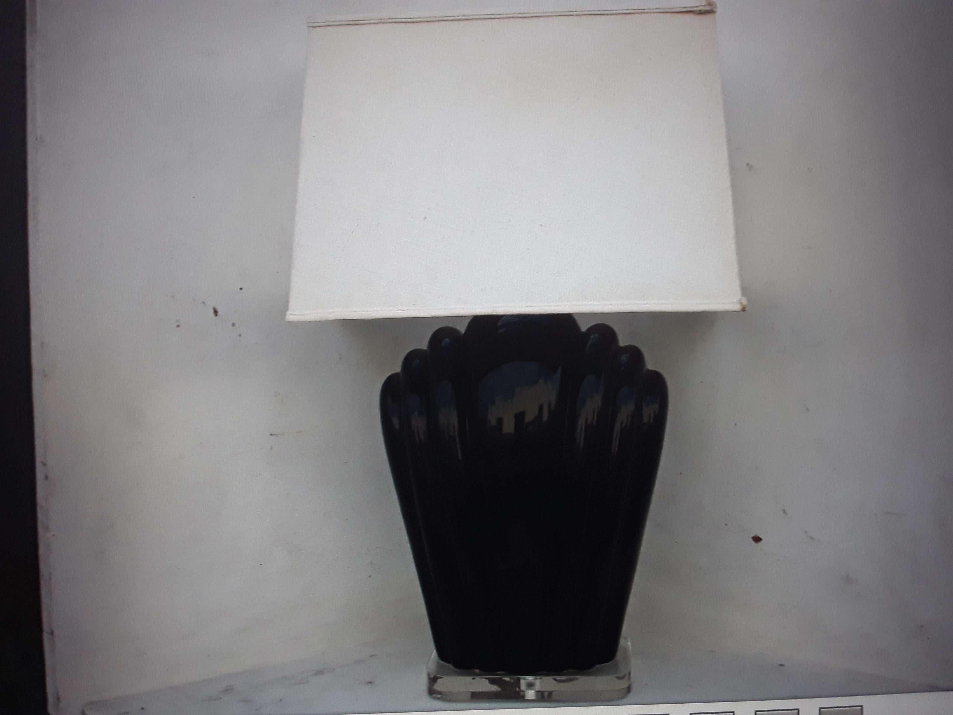 Lampe de table de style Art déco des années 1960 en céramique noire émaillée sur base en lucite en vente 6