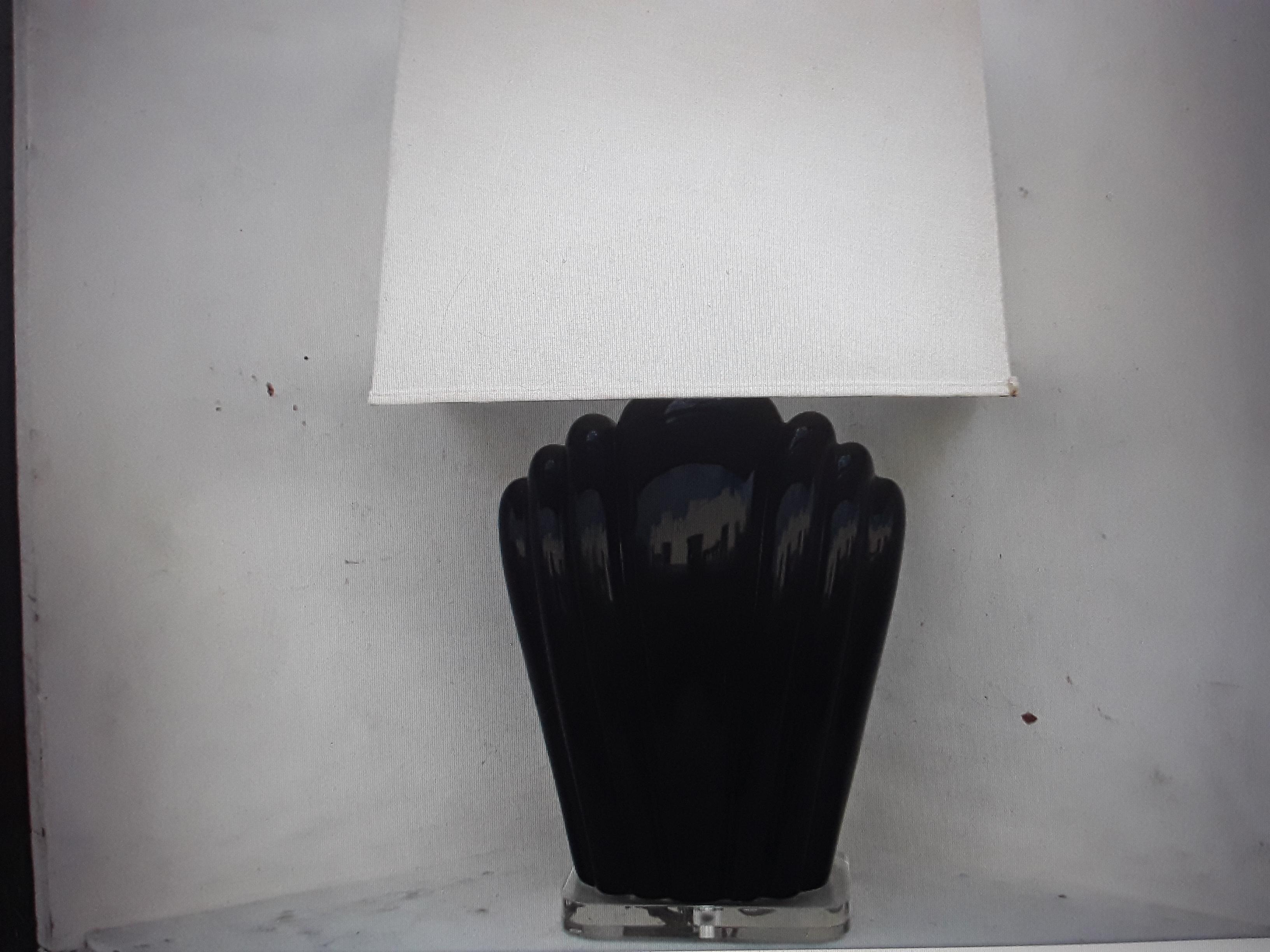 Lampe de table de style Art déco des années 1960 en céramique noire émaillée sur base en lucite en vente 7