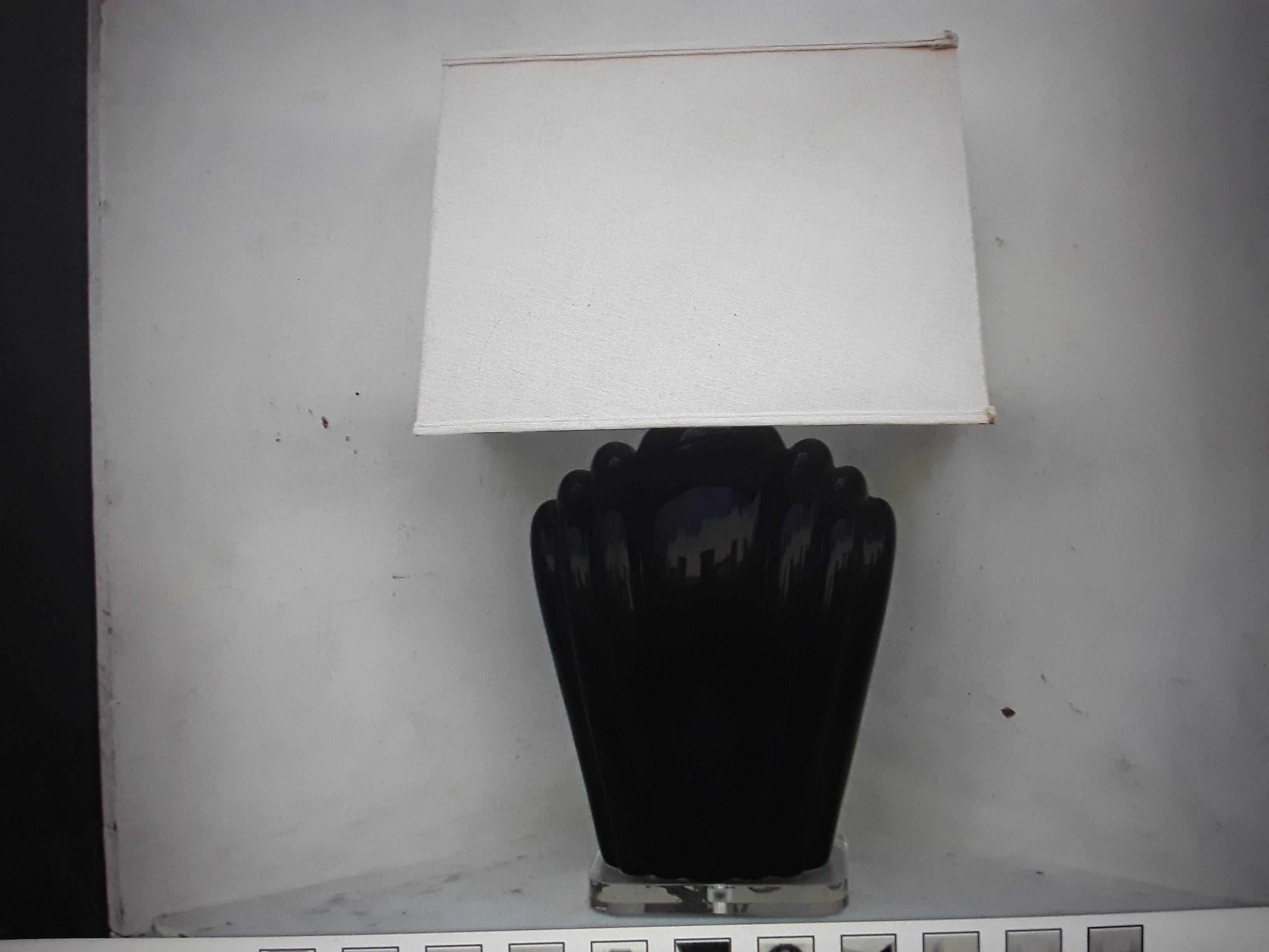 Lampe de table Art Déco des années 1960 en céramique émaillée noire sur base en Lucite. Design/One magnifique !