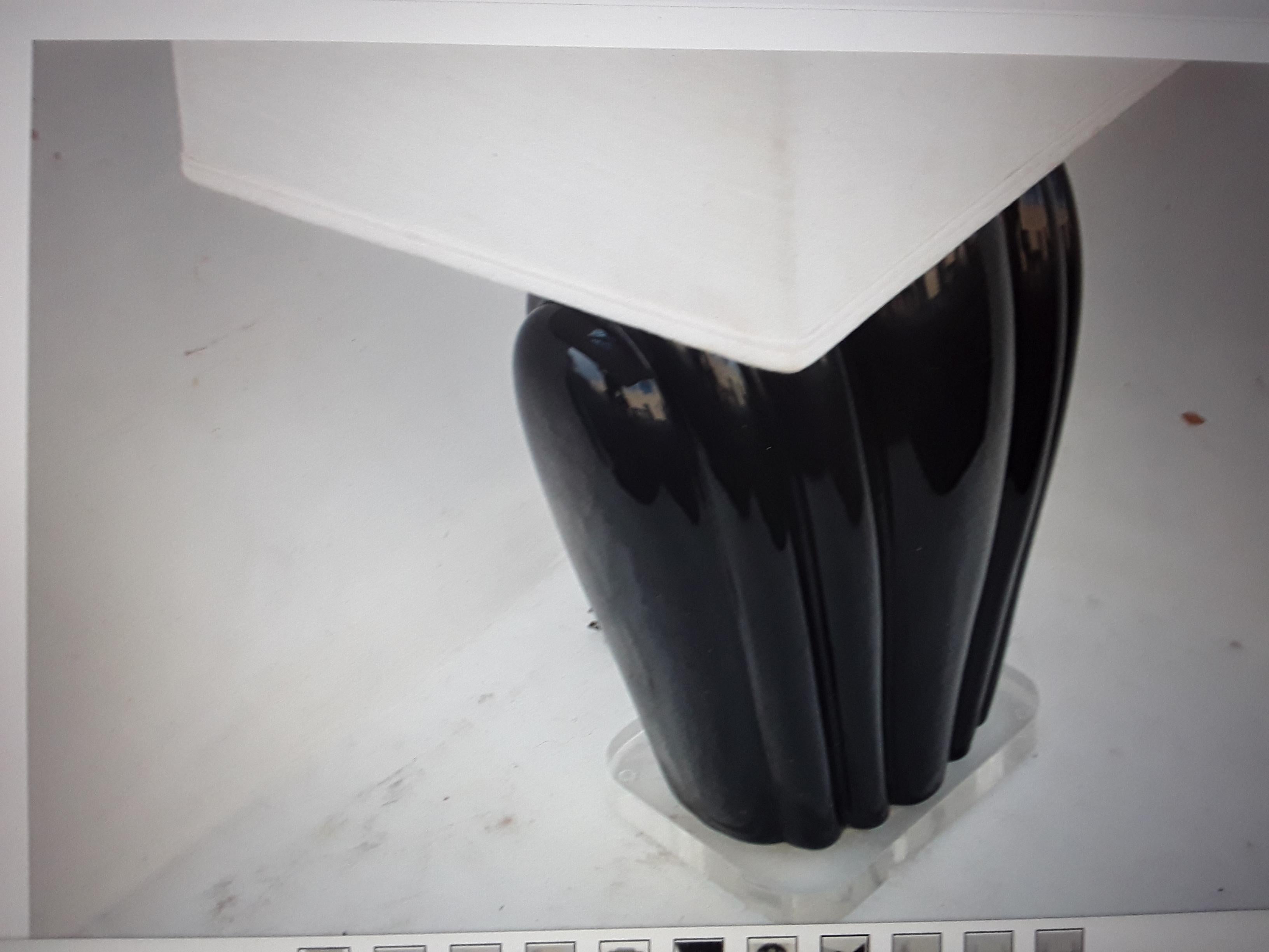 Lampe de table de style Art déco des années 1960 en céramique noire émaillée sur base en lucite Bon état - En vente à Opa Locka, FL