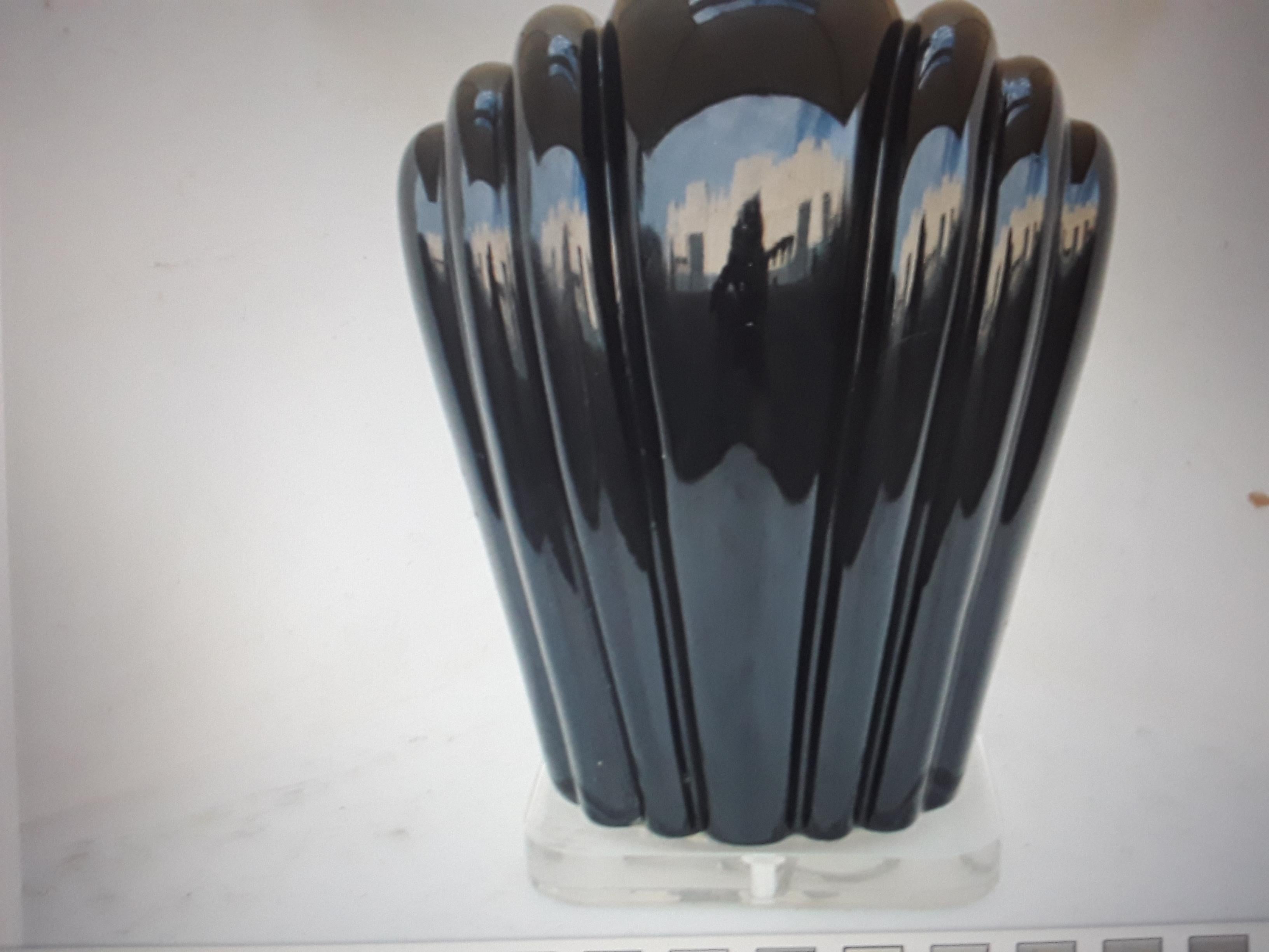 Milieu du XXe siècle Lampe de table de style Art déco des années 1960 en céramique noire émaillée sur base en lucite en vente