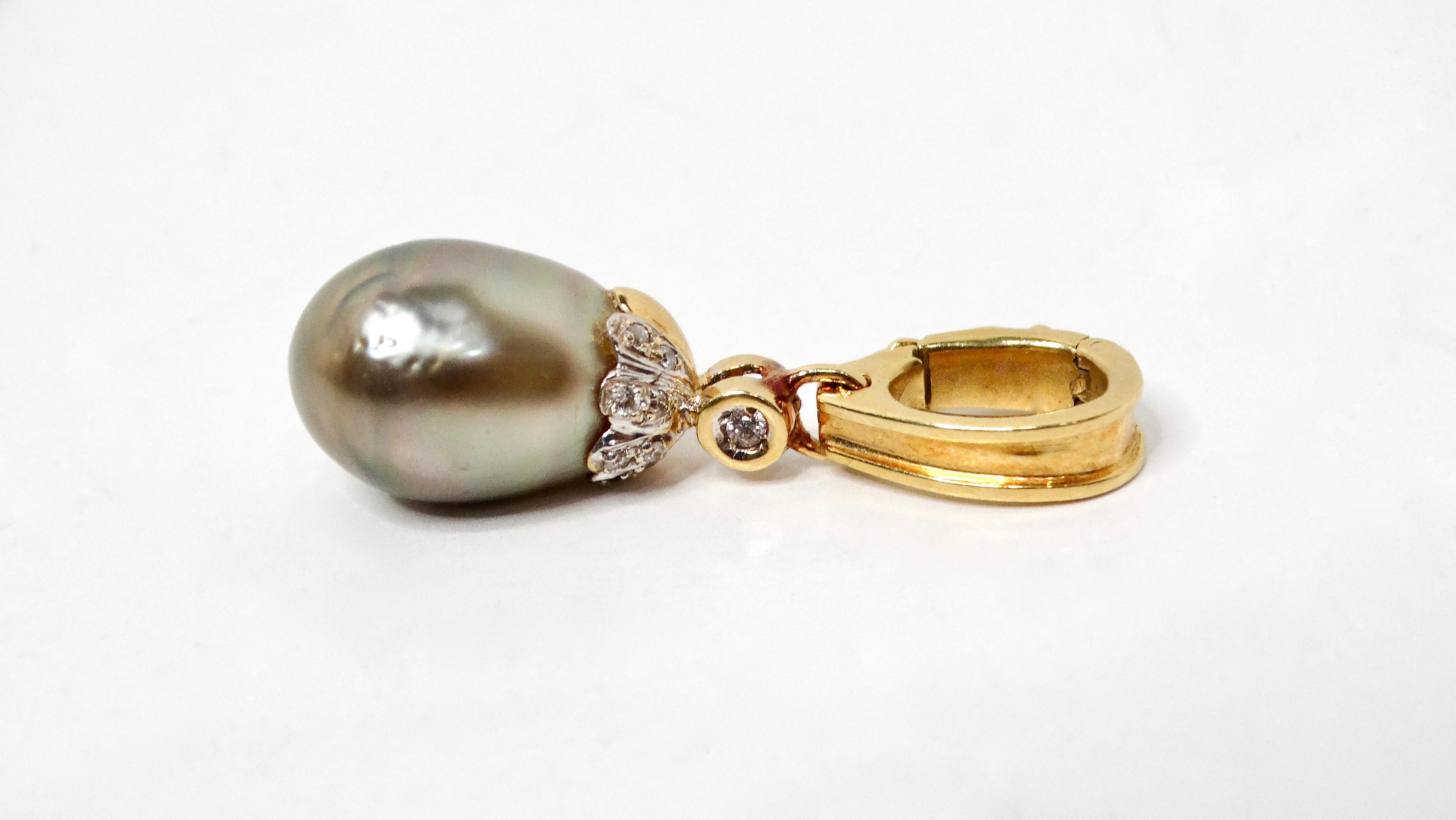 Ce pendentif exquis de style Art déco des années 1960 est un témoignage étonnant de l'élégance d'une époque révolue. Réalisée en or jaune 18 carats massif, elle est ornée d'une perle de Tahiti captivante, en forme de gracieuse larme. La perle est