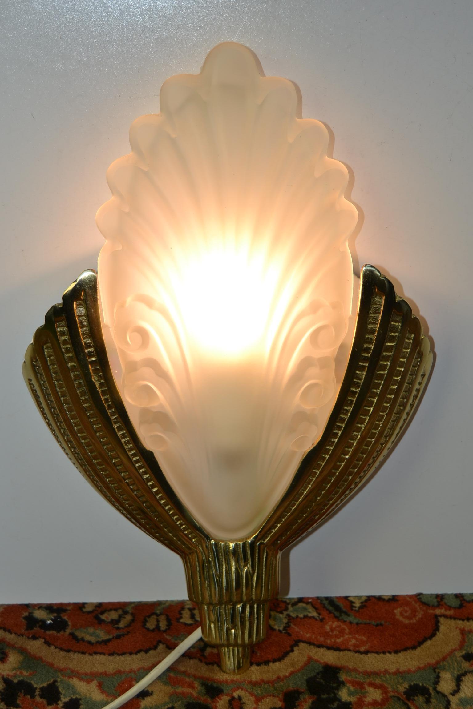 1960s Art Deco style Wall Light - Wall Lamp - Wall Scone , 
made of Brass with Frosted Glass Shade.
The shade has the shape of a Leaf.
Art Deco Style - Regency Style. 
Gold light with frosted glass.

Elegant and Stylish wall light for bathroom -