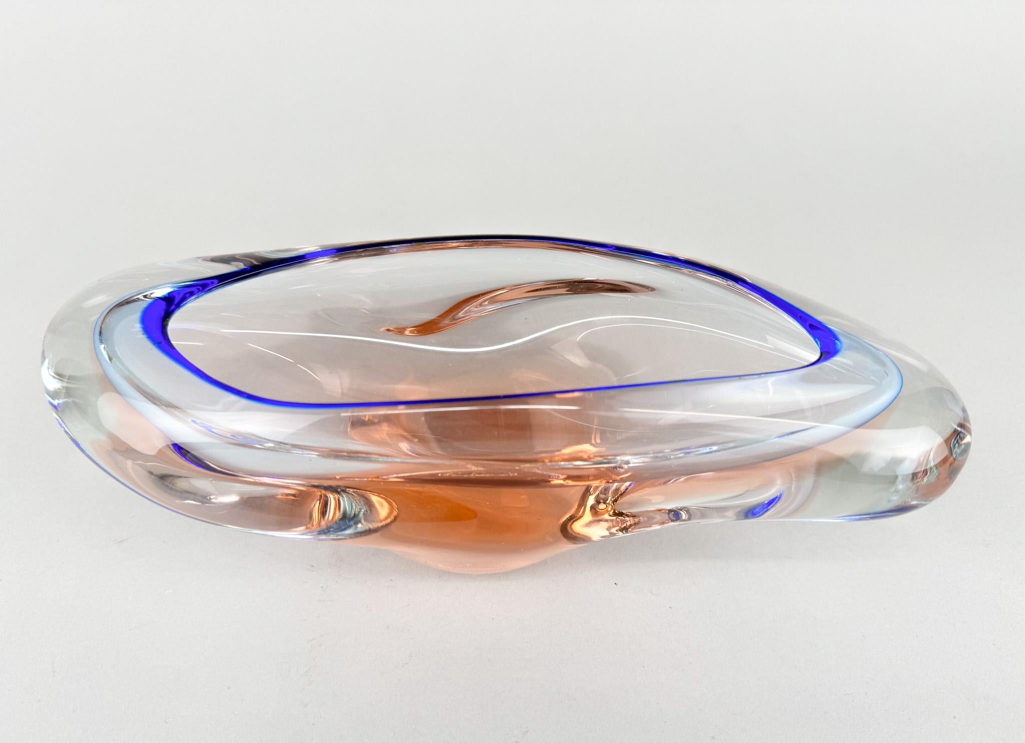 Cuenco vintage de vidrio artístico fabricado en la famosa Chribska Glassworks de la antigua Checoslovaquia en la década de 1960.