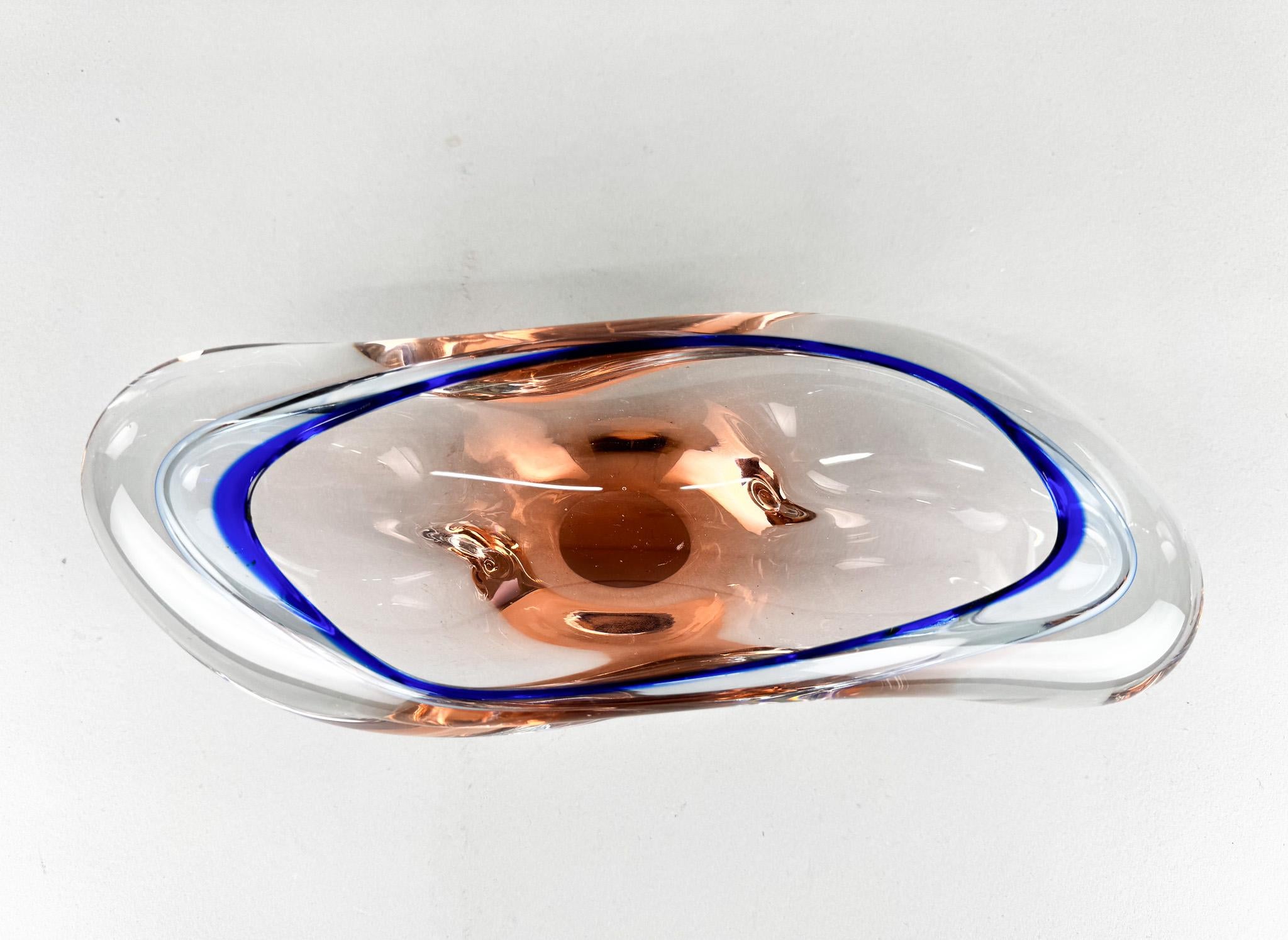 Cuenco de vidrio artístico de los años 60, Chribska Glassworks, Checoslovaquia Moderno de mediados de siglo en venta