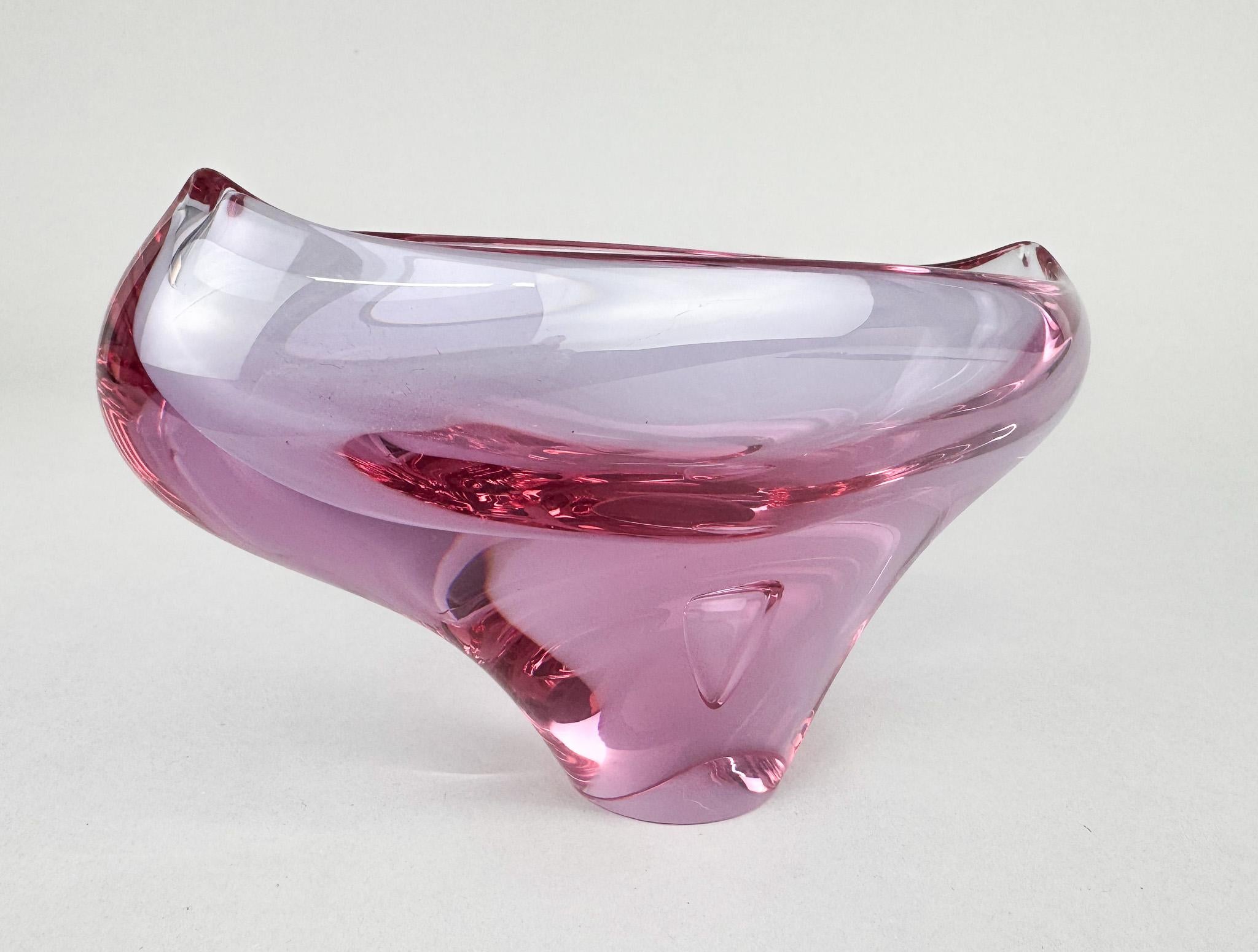 Magnifique bol vintage en verre d'art conçu par le verrier Miloslav Klinger pour la verrerie Zelezny Brod en Tchécoslovaquie dans les années 1960. Très bon état vintage.