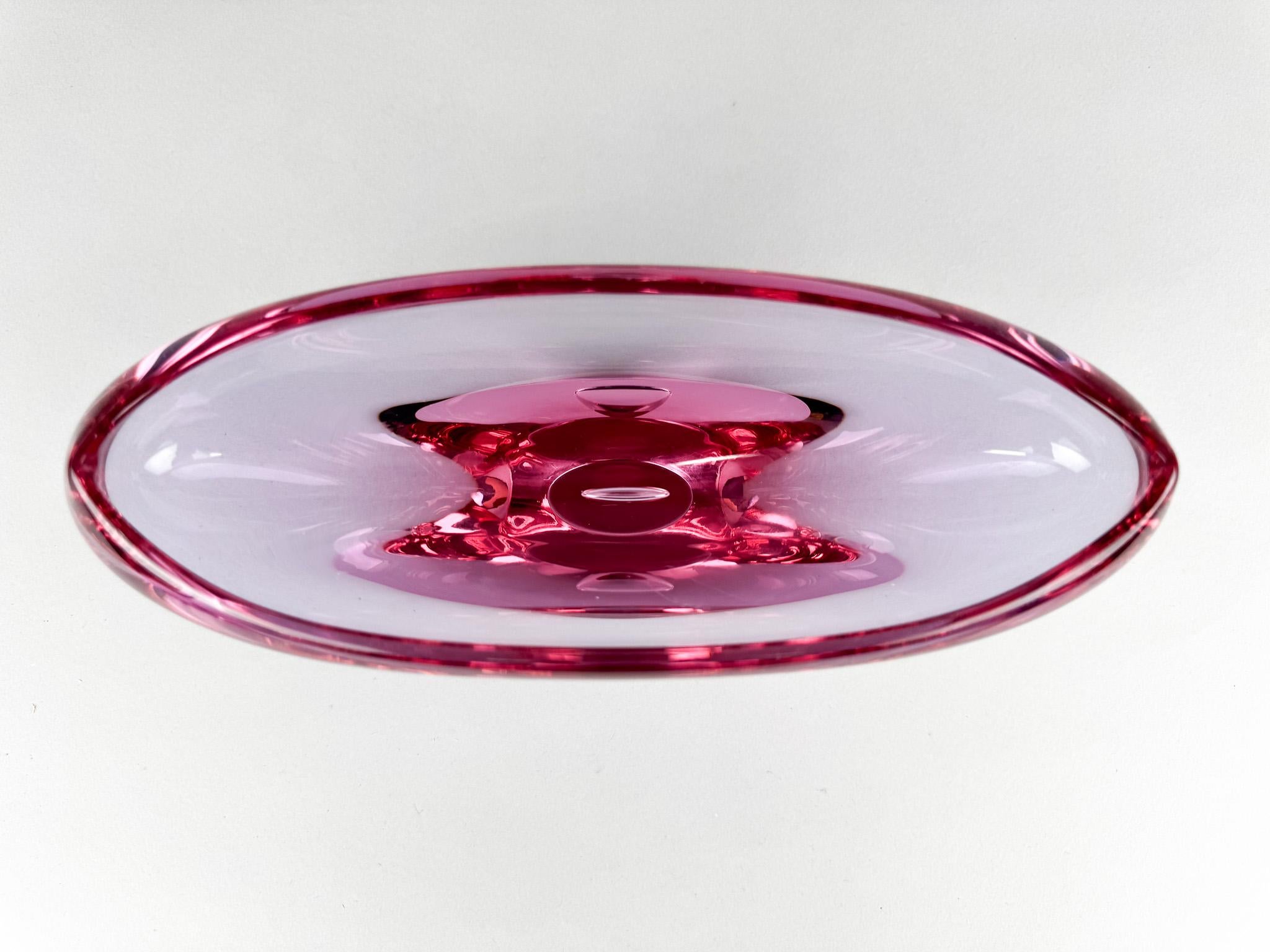 Bol en verre d'art des années 1960 du designer de verre Miloslav Klinger, Tchécoslovaquie Bon état - En vente à Praha, CZ