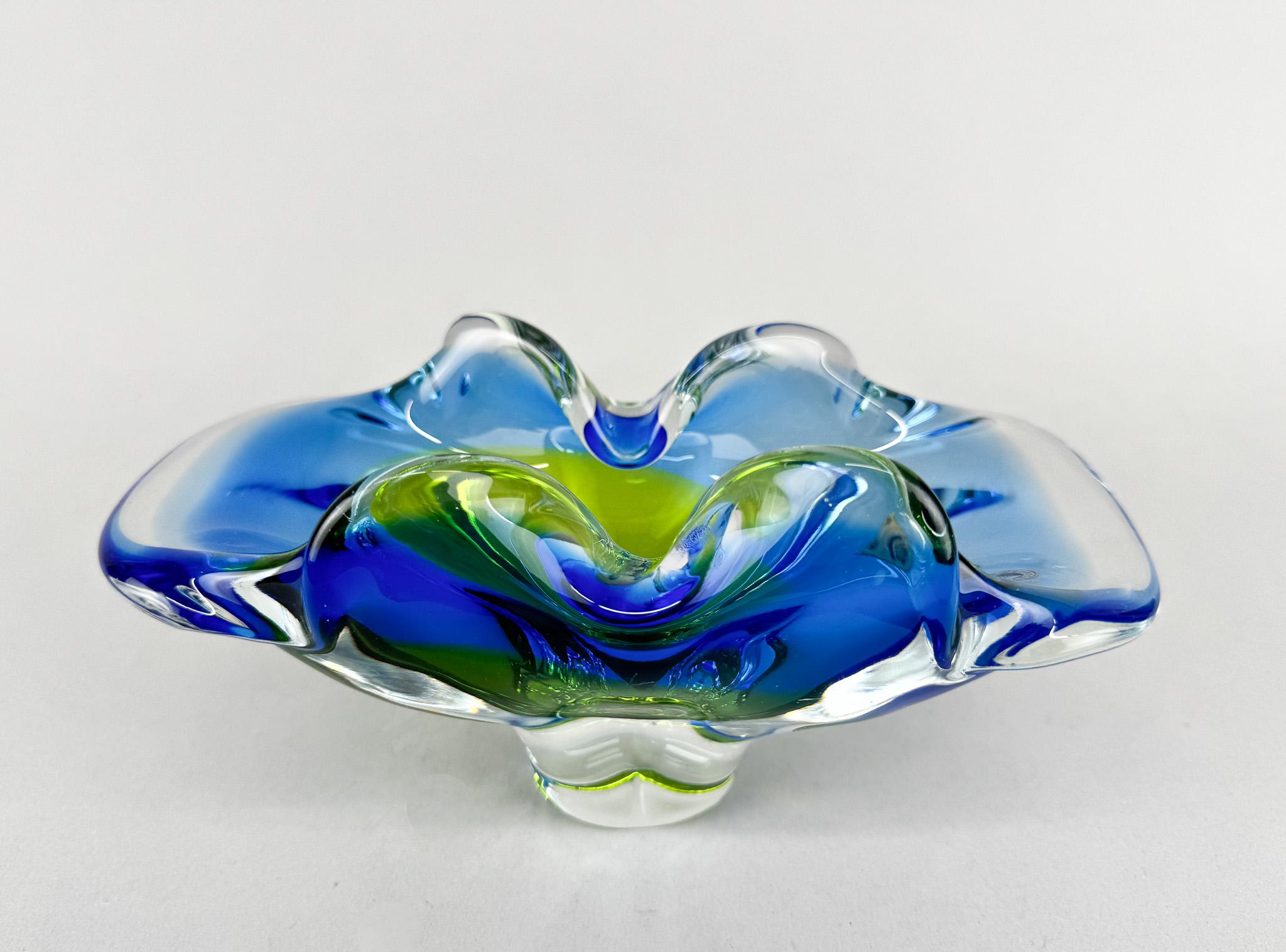 Questa bellissima ciotola è stata disegnata da Josef Hospodka e realizzata dalla Chribska Glassworks, nell'ex Cecoslovacchia, negli anni Sessanta. In ottime condizioni vintage.