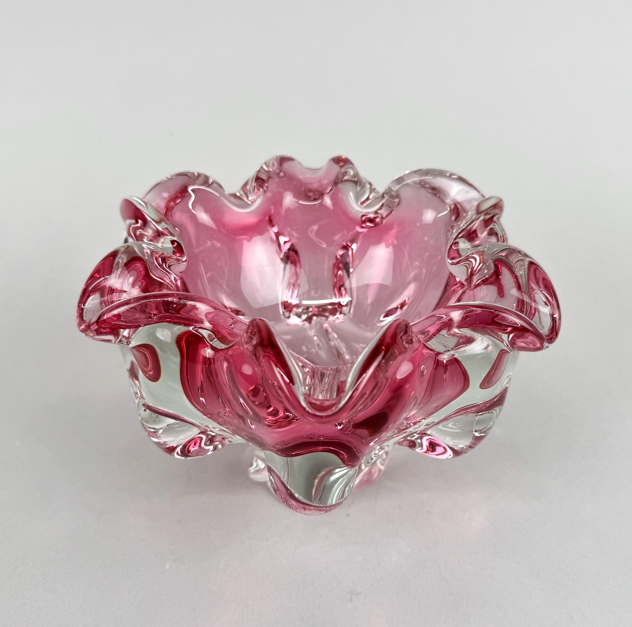 Ciotola in vetro artistico del designer Josef Hospodka, realizzata presso la Chribska Glassworks nell'ex Cecoslovacchia negli anni '60.