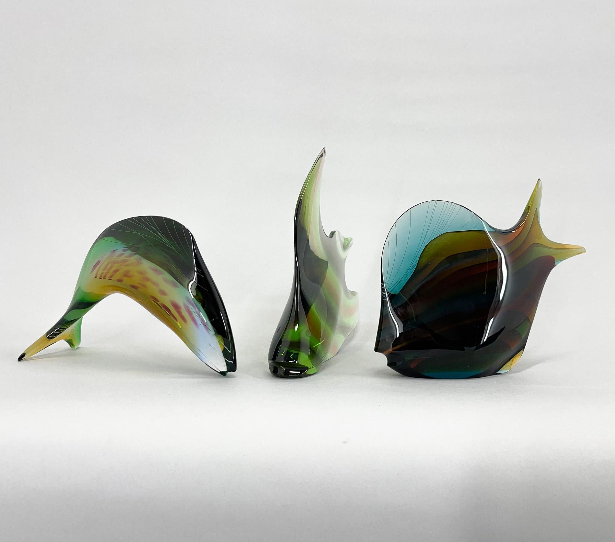 Set di tre pesci in vetro disegnati dal pittore e designer accademico Stanislav Honzík nel 1958. Prodotto dalla vetreria Nový Bor in Cecoslovacchia negli anni '60. Contrassegnato. 
Il primo pesce (da sinistra nell'immagine primaria) è alto 15 cm,