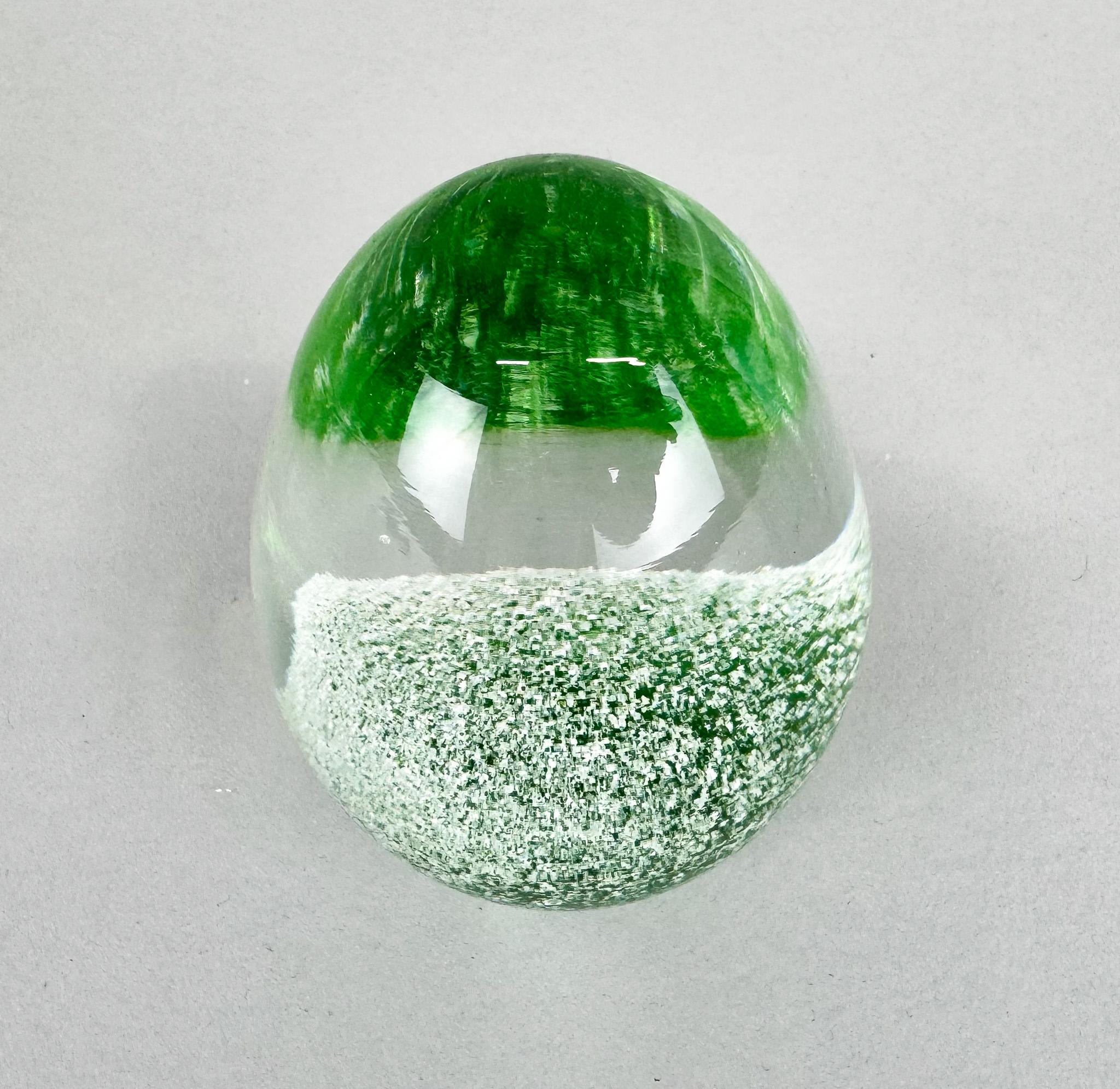 Vintage art glass egg-shaped paperweight produced by Skrdlovice Glasswork in former Czechoslovakia around 1967.