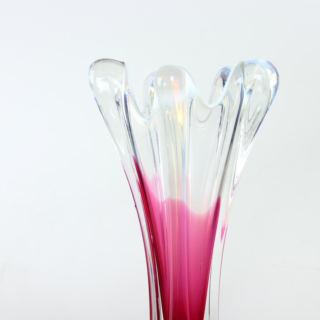 Vase d'art des années 1960 par Josef Hospodka, Chribska Glass en vente 3