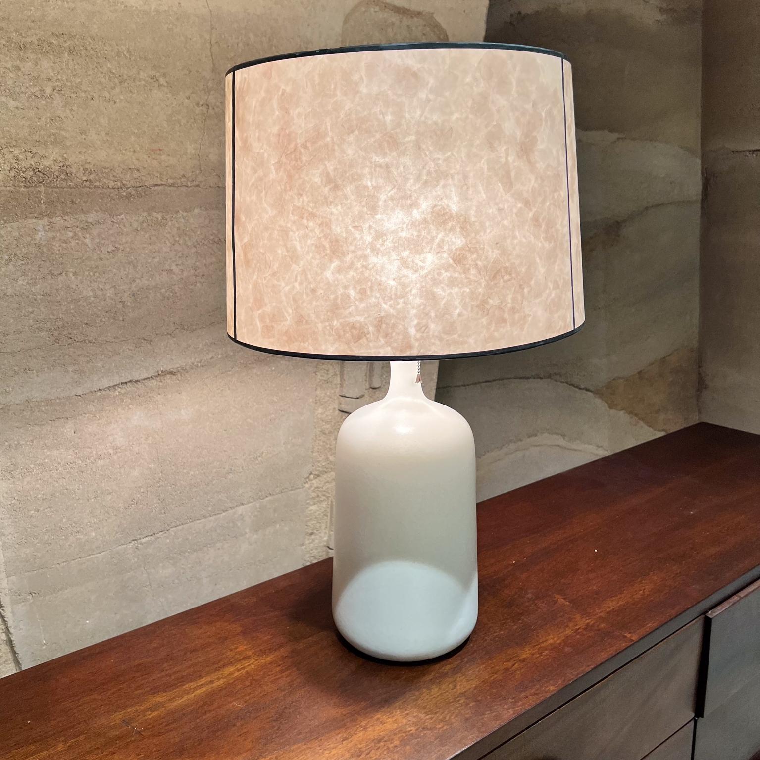 Lámpara de sobremesa de cerámica artística estilo años 60 Gordon & Jane Martz Estadounidense en venta