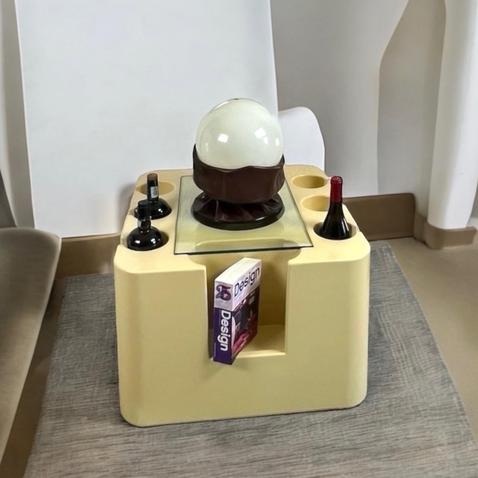 Chariot de bar Artemide Bacco Sergio Mazza Design des années 1960 - plastique blanc cassé et verre en vente 4