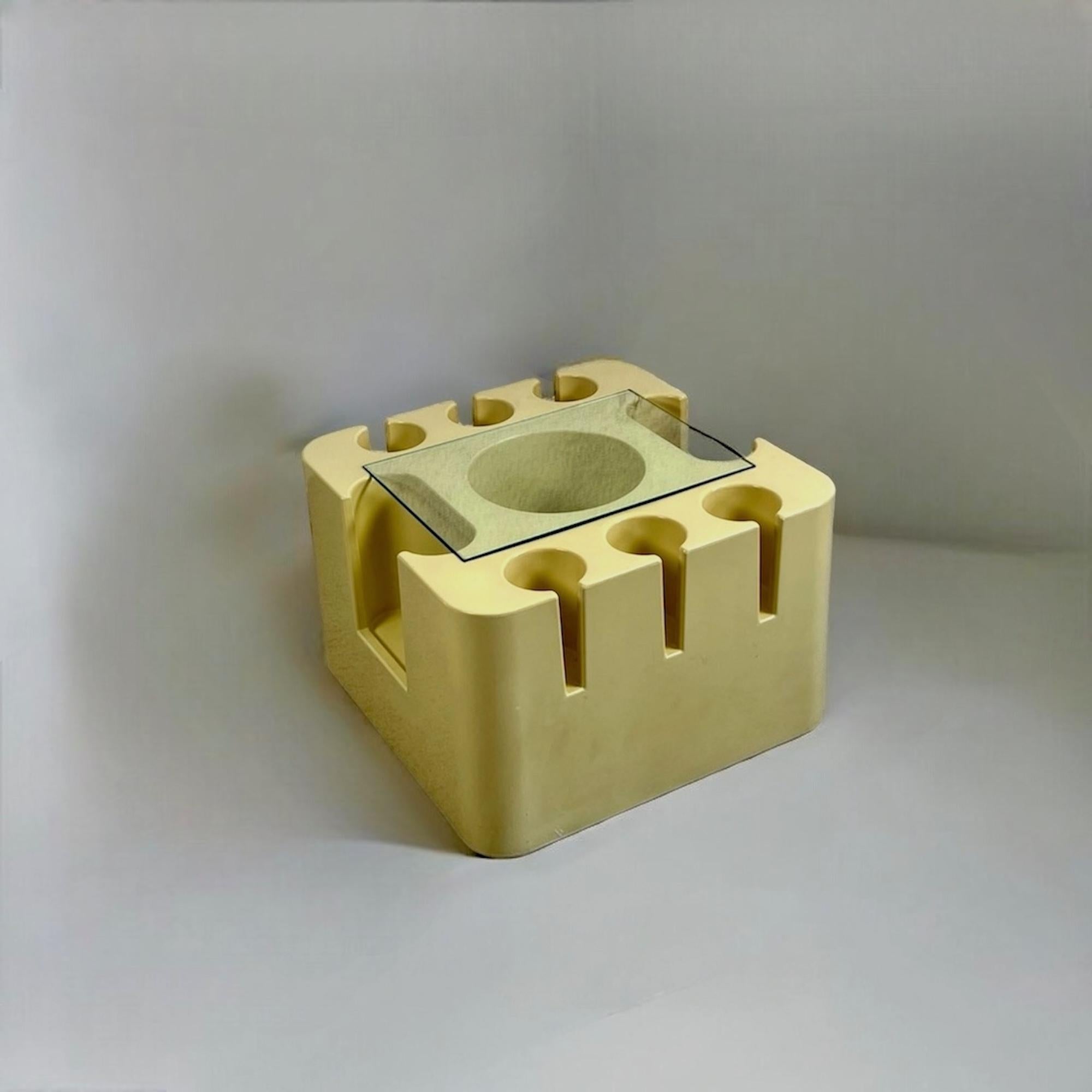Chariot à boissons mobile exquis, un joyau rare conçu par Sergio Mazza en 1967 et produit par Artemide en Italie. Cette pièce emblématique, connue sous le nom de chariot Bacco, allie fonctionnalité et design intemporel. Fabriqué en plastique ABS