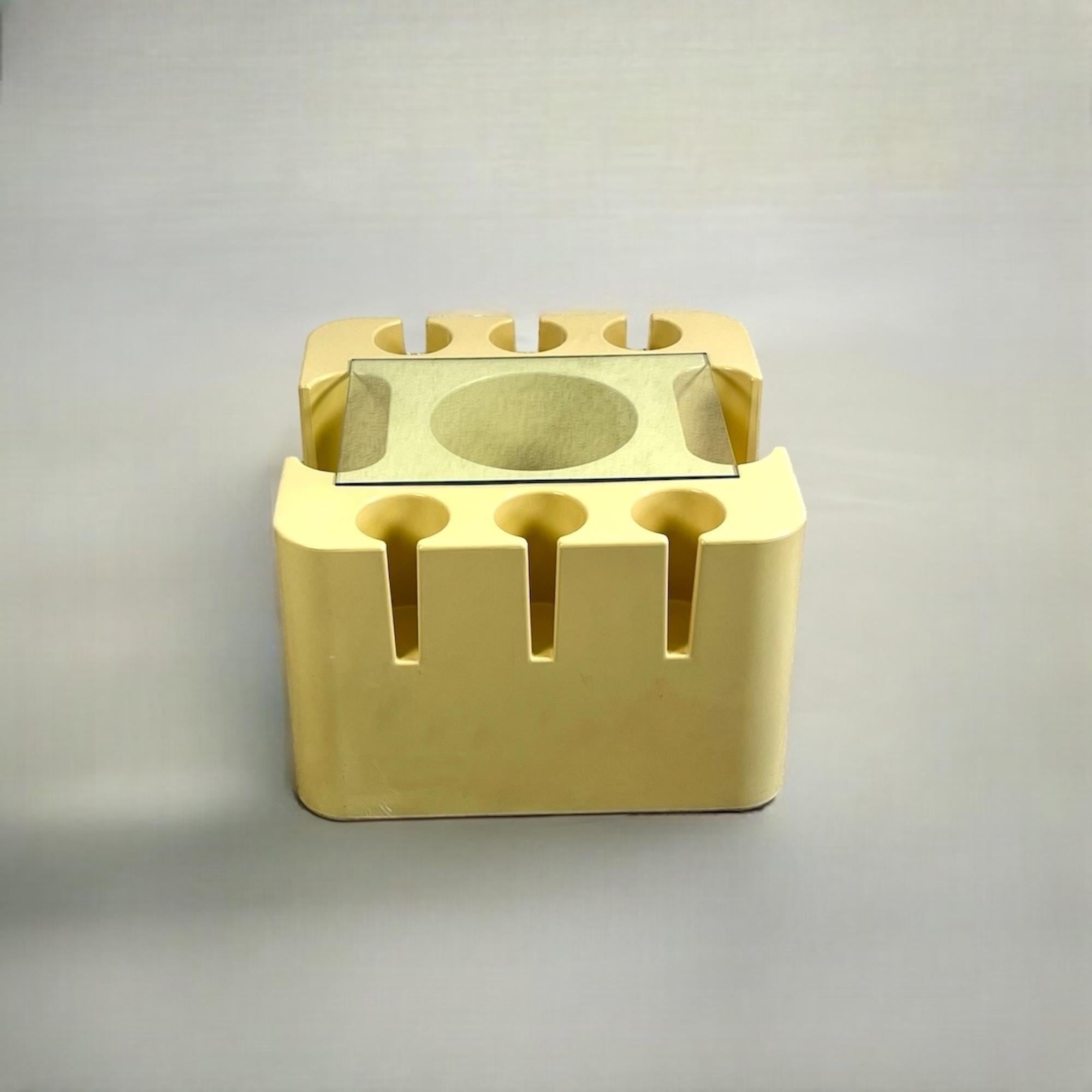 Chariot de bar Artemide Bacco Sergio Mazza Design des années 1960 - plastique blanc cassé et verre Bon état - En vente à San Benedetto Del Tronto, IT