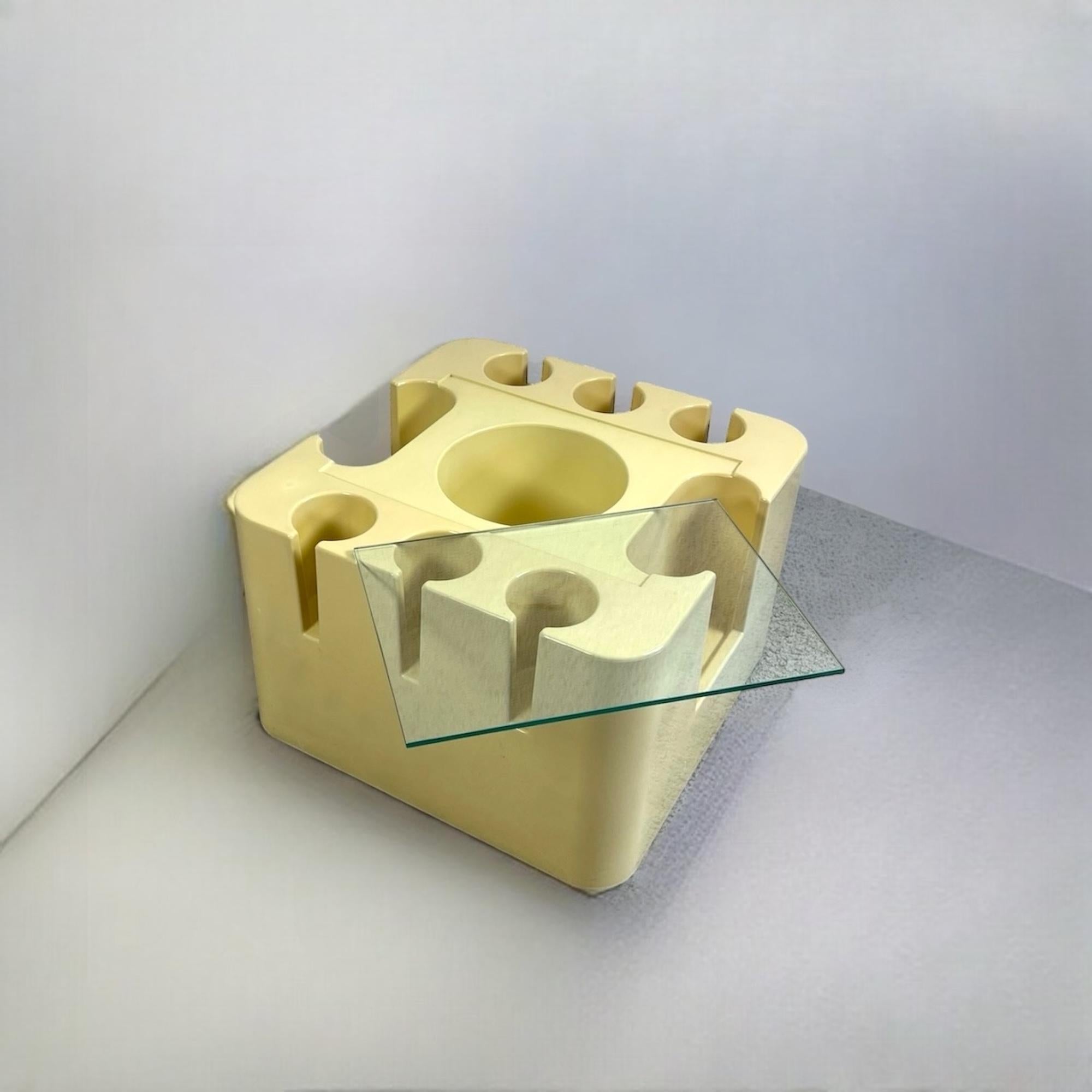 Chariot de bar Artemide Bacco Sergio Mazza Design des années 1960 - plastique blanc cassé et verre en vente 1