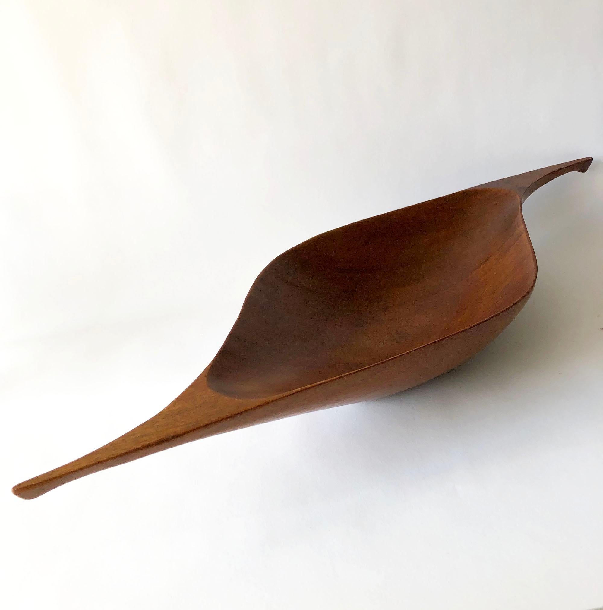 Handmade wood bowl made by Arthur Umanoff for Raymor, Haiti. Bowl has beautiful, sinuoey lines and carved from one piece of wood. It measures and retains its original paper tag (partial) as seen in my last picture. In very good vintage 1960s