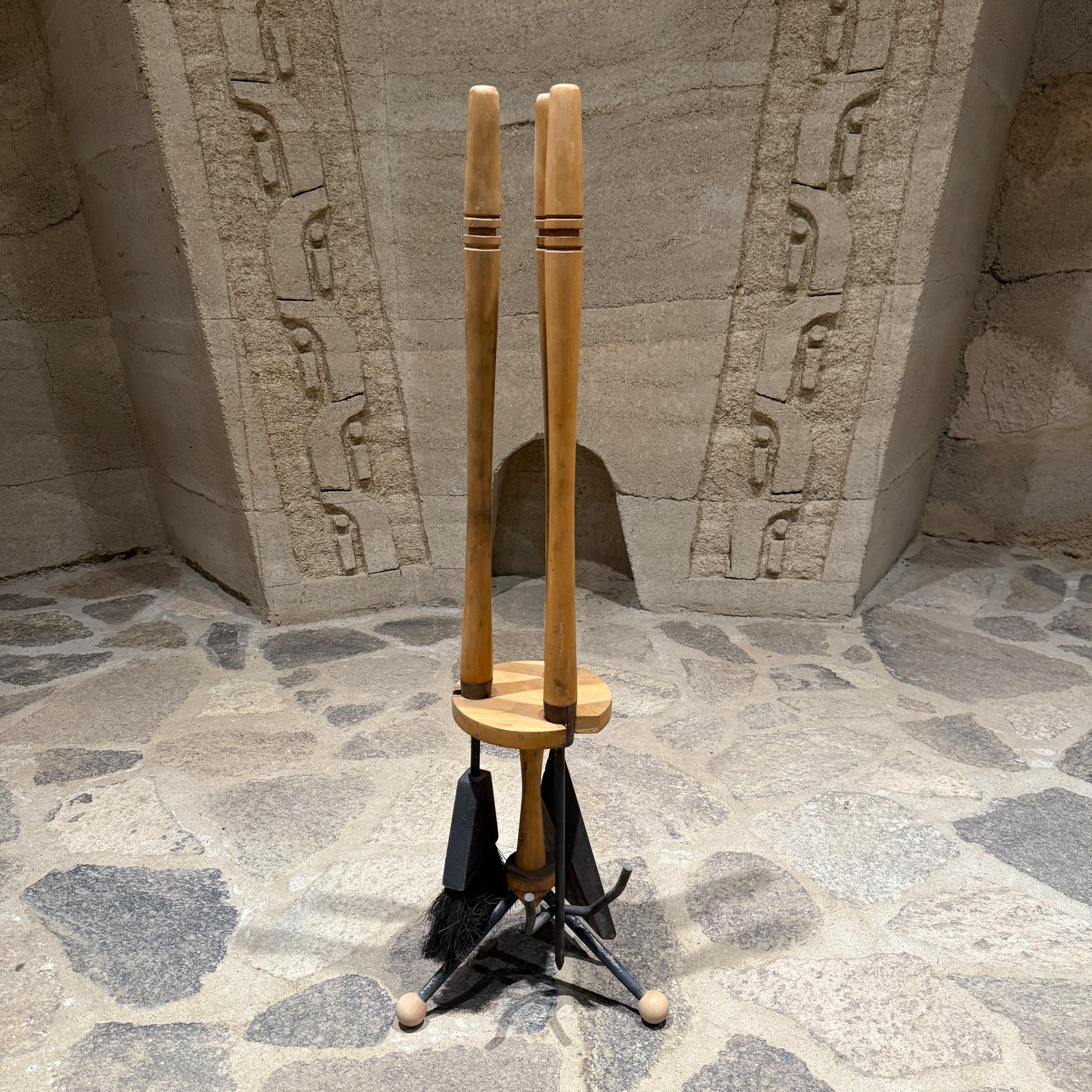 1960 Arthur Umanoff Set di utensili per caminetto in legno d'acero in vendita 1