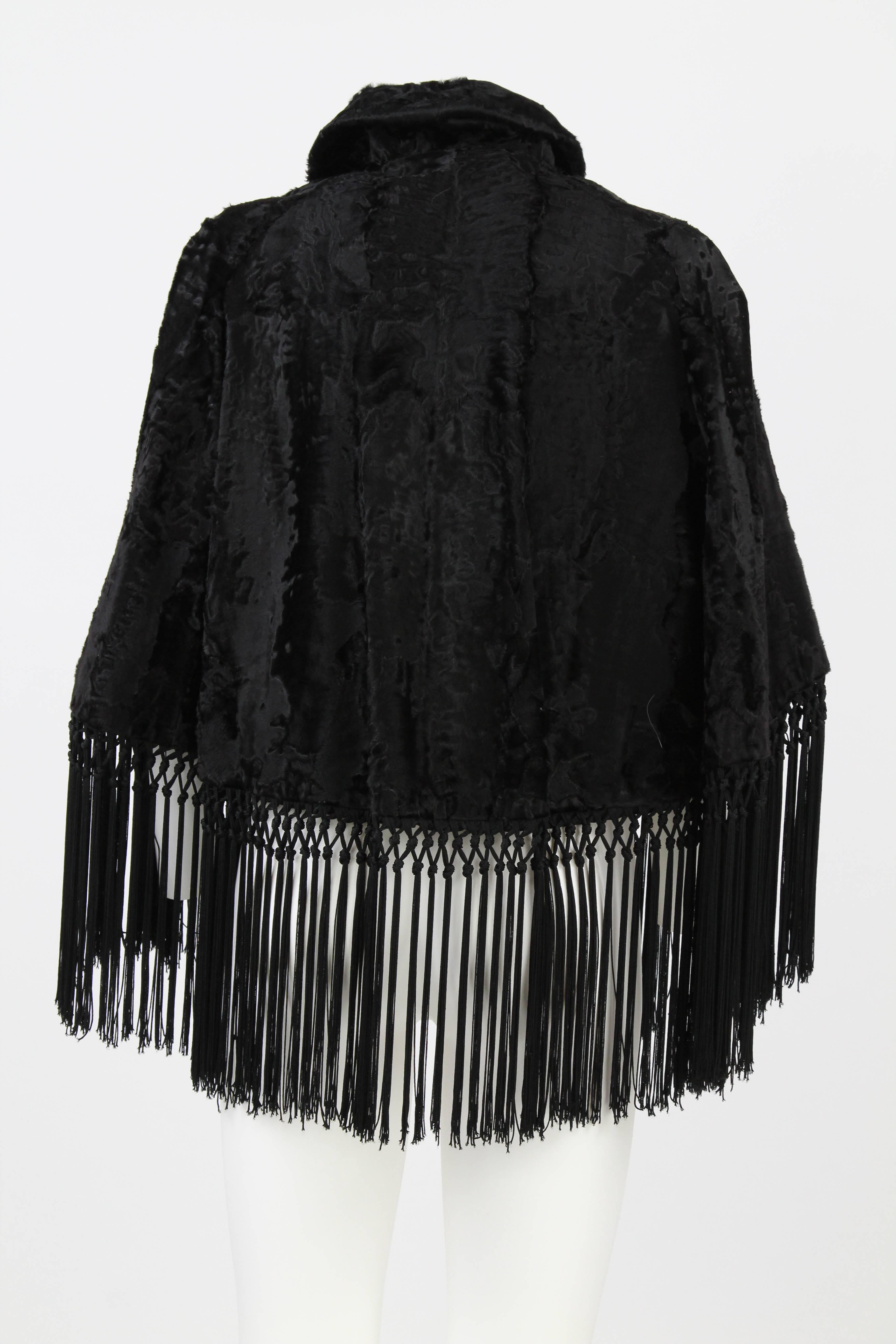 Exquisite artisanal fringed black cape, 100 % sheepskin, fully lined, from the Italian tailoring house Balzani. One button closure.
Size S.
69 cm (l).