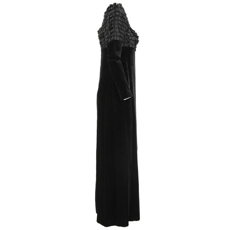Stylish artisanal maxi dress in black velvet with frilly square details on chest and shoulders, from the Sixties. Good conditions.

Size: 38 EU

Measurements:
Height: 141 cm
Bust: 37 cm
Waist: 38 cm
Sleeves: 57 cm
