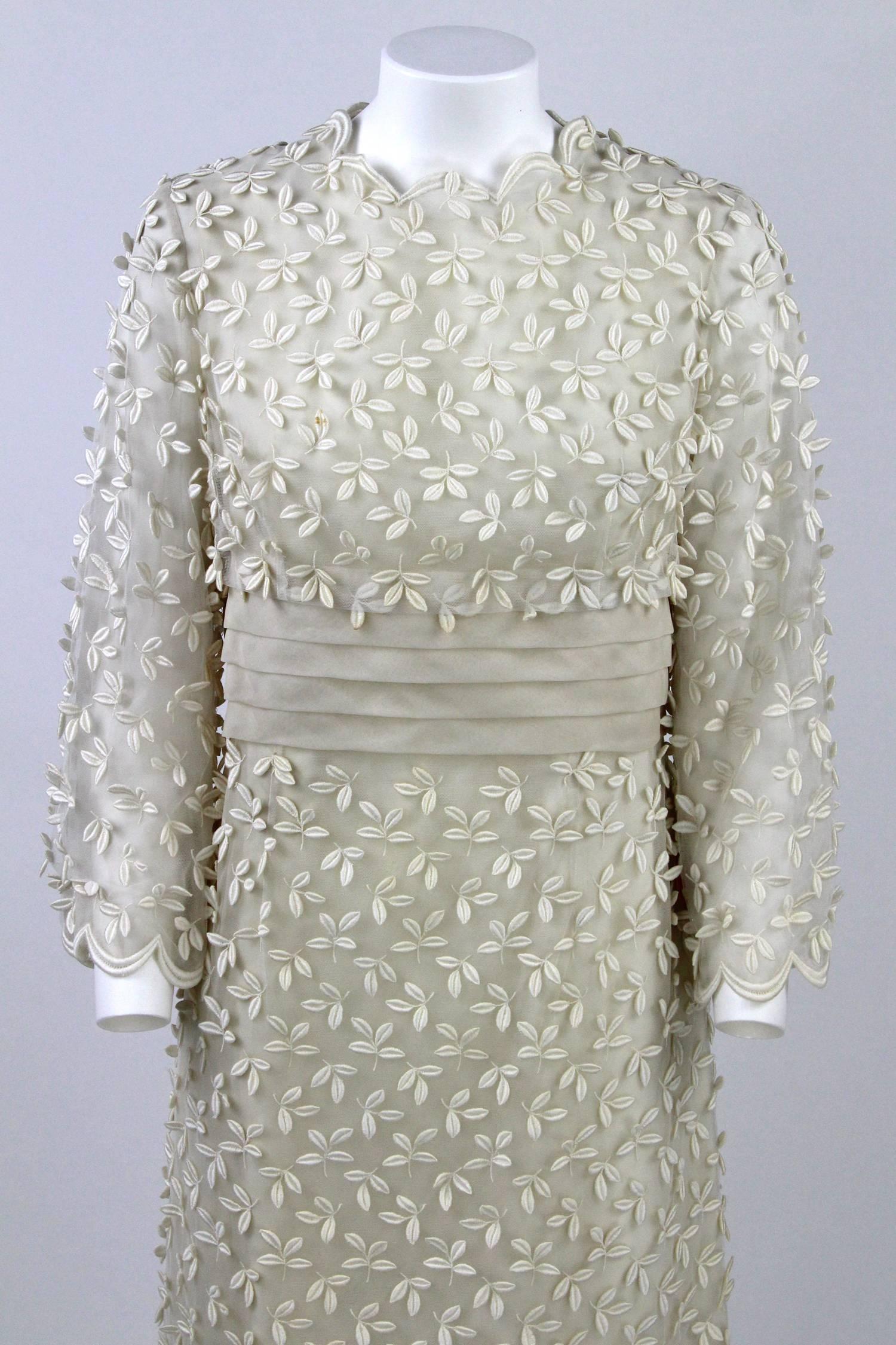 1960s Artisanal Off- White Wedding Gown In Good Condition In Lugo (RA), IT