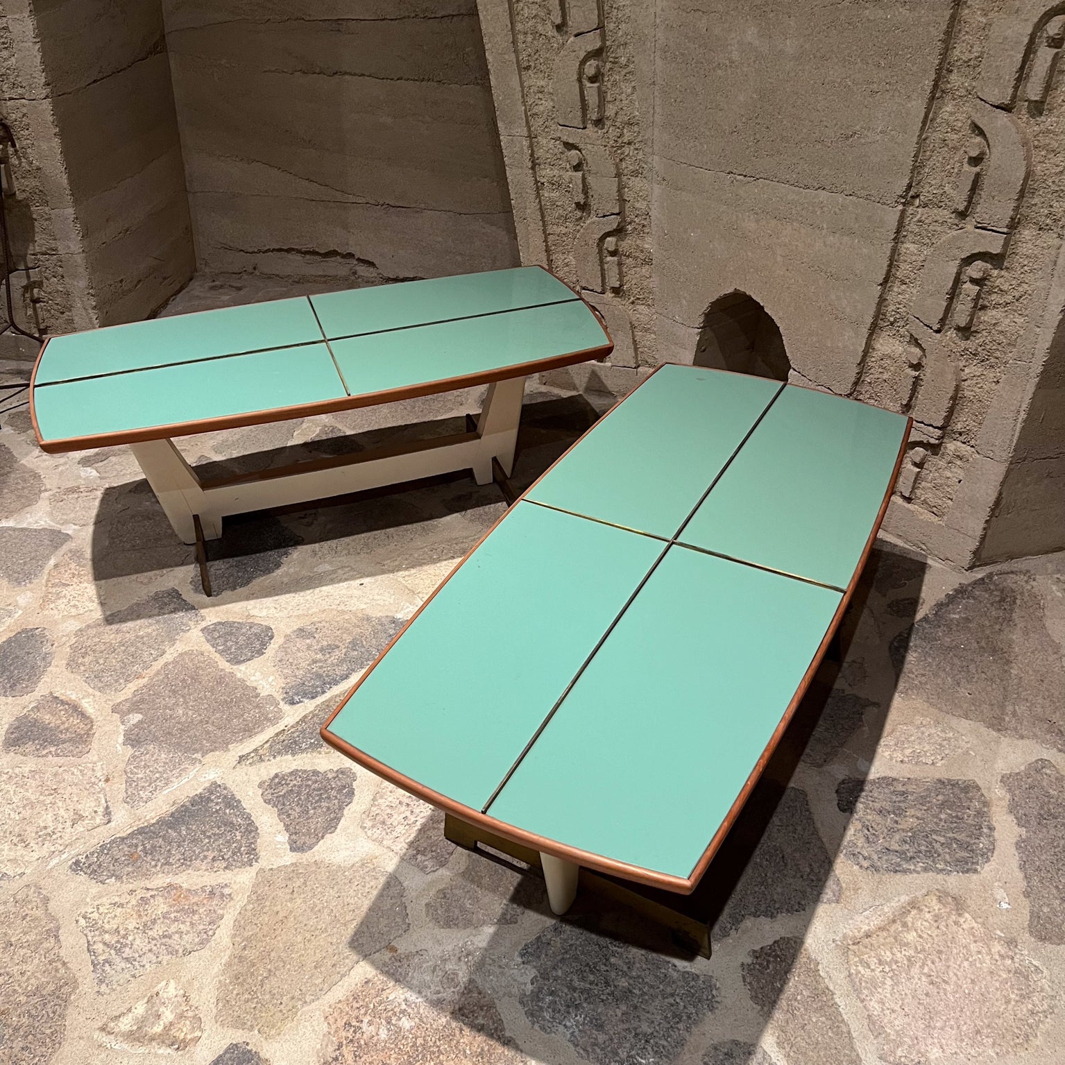 Mesa de centro de madera maciza con azulejos de cristal Arturo Pani de los años 60 Ciudad de México Mexicano en venta