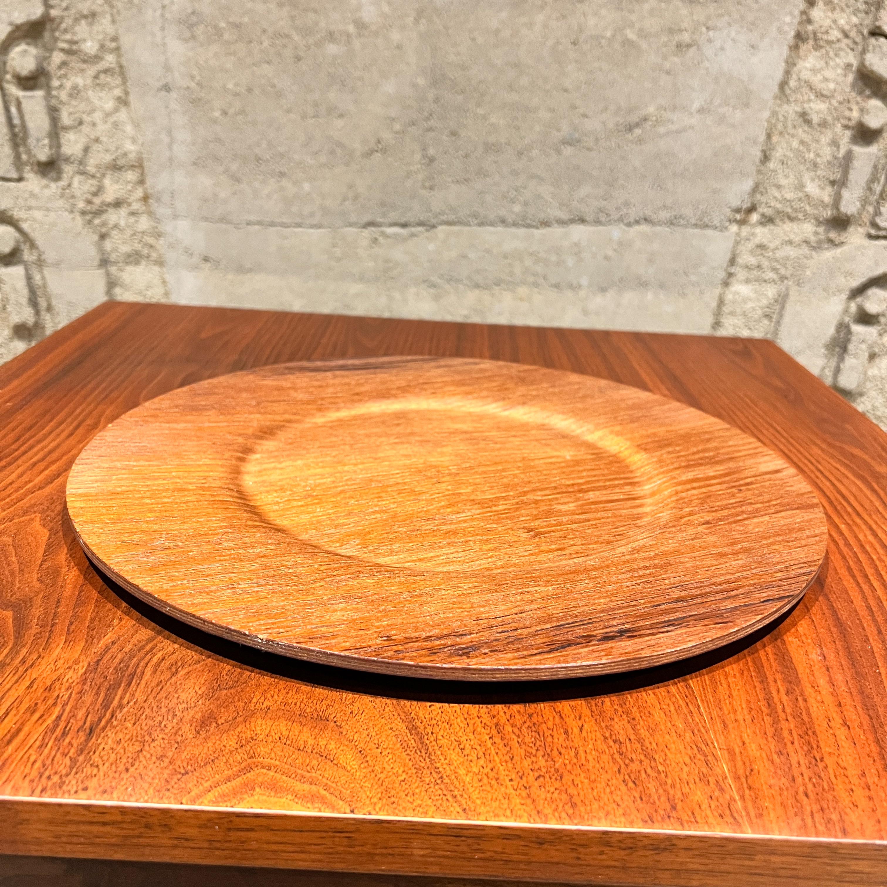 AMBIANIC presenta
Bandeja de servir de madera de teca sueca Charger Plate Vintage
estampado ARY Fanerprodukter 
Fabricado en Suecia
13 diámetro x .5 h
Estado de segunda mano
Consulta las imágenes para más detalles