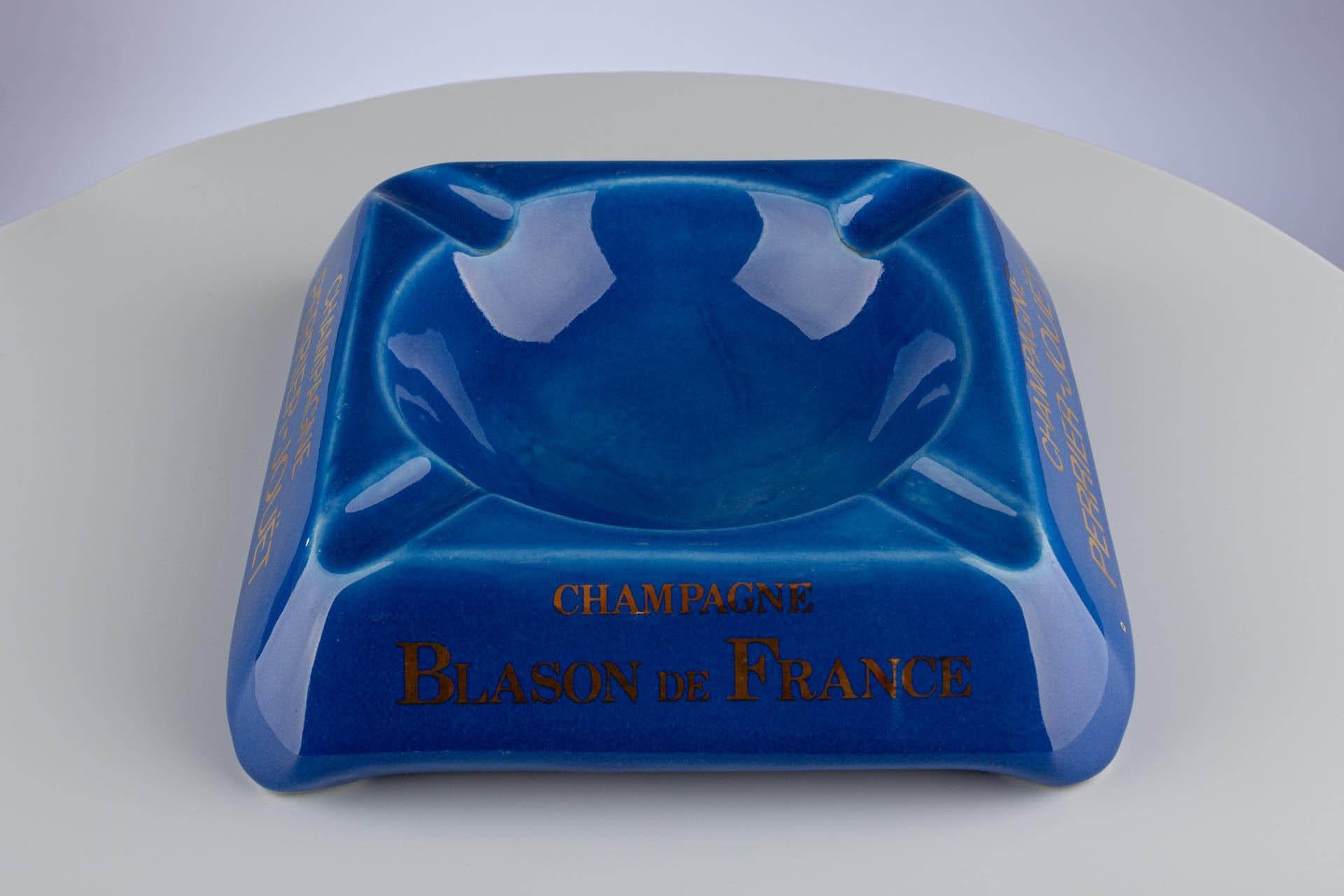 Cenicero de los años 60, Champán Perrier-Jouet, Cerámica esmaltada azul, Made in Italy siglo XX en venta