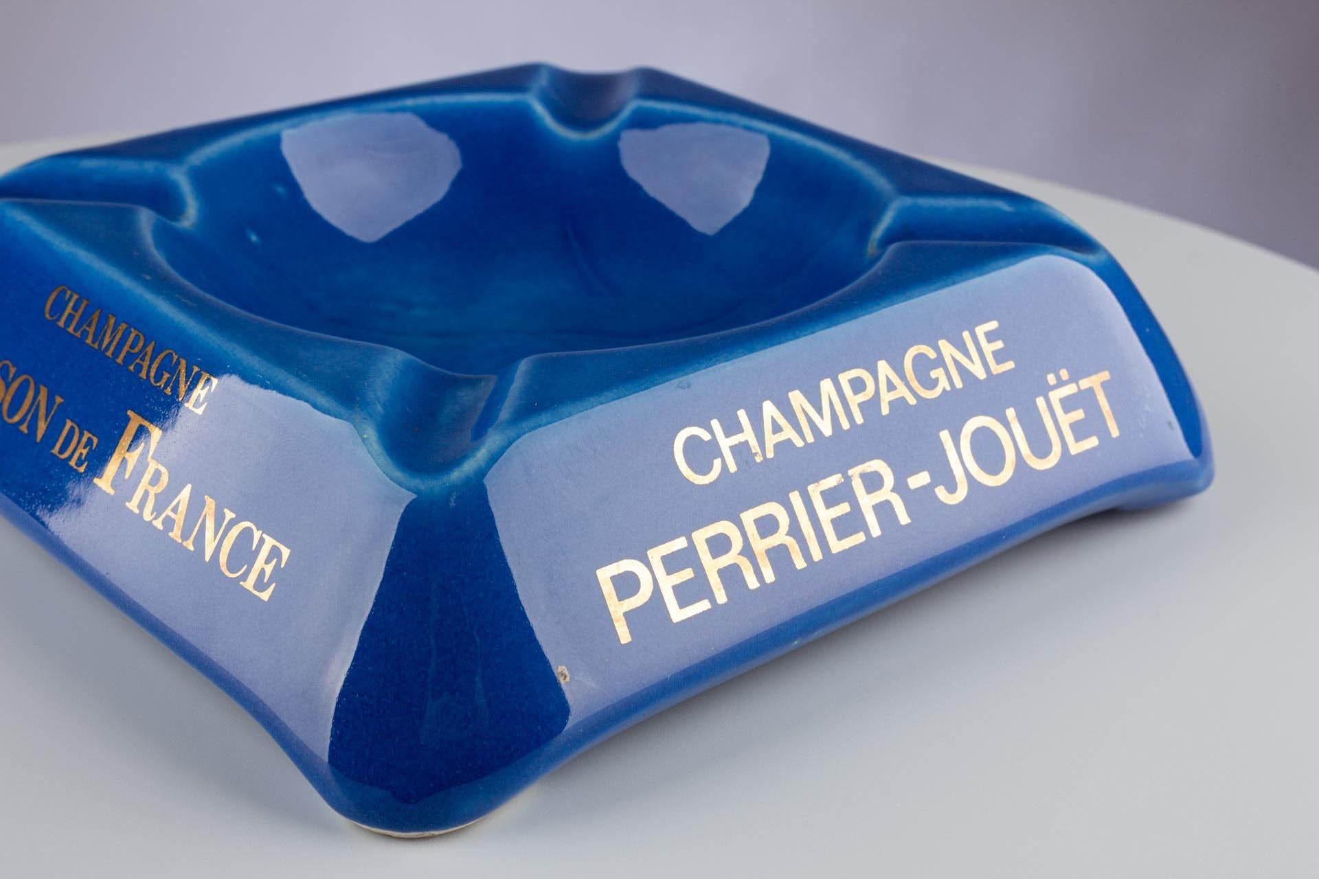 Cenicero de los años 60, Champán Perrier-Jouet, Cerámica esmaltada azul, Made in Italy Cerámico en venta