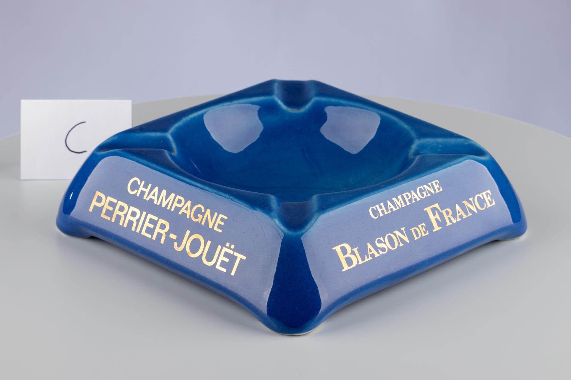 Cenicero de los años 60, Champán Perrier-Jouet, Cerámica esmaltada azul, Made in Italy en venta 1