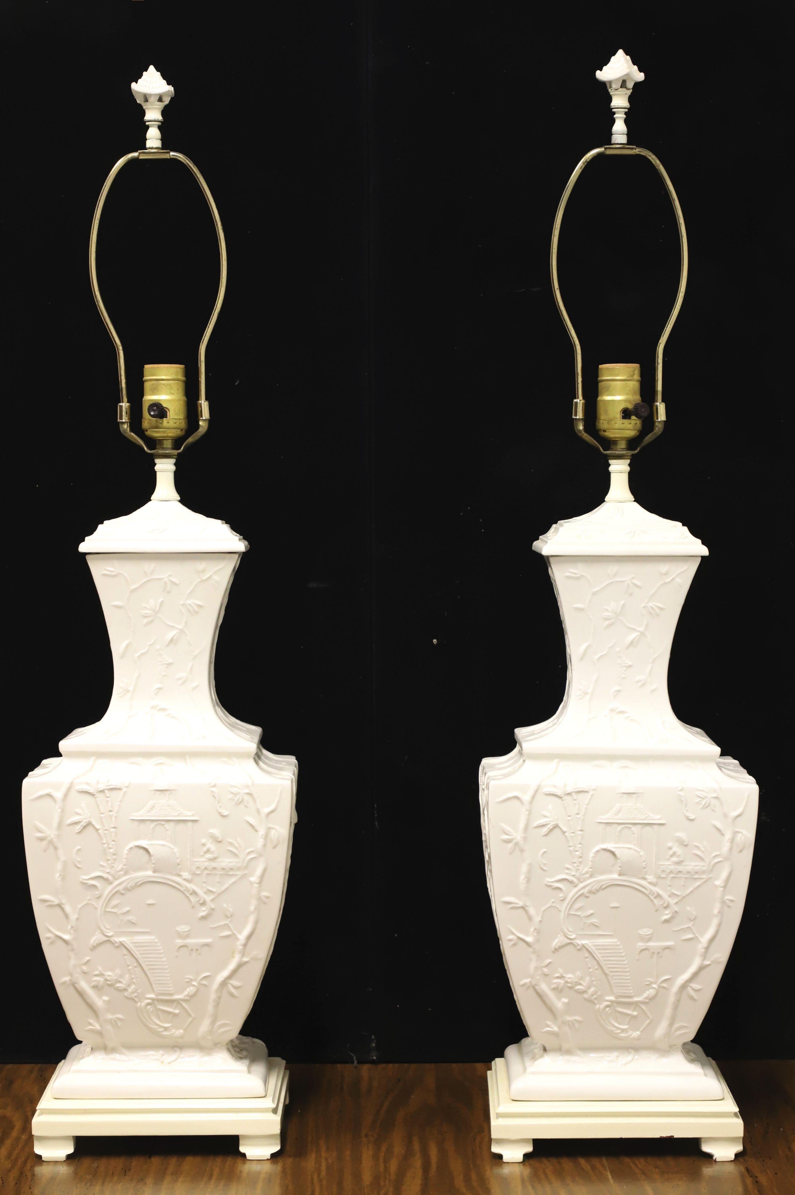 Paire de lampes de table en porcelaine blanche Chinoiserie asiatique des années 1960 en vente 3