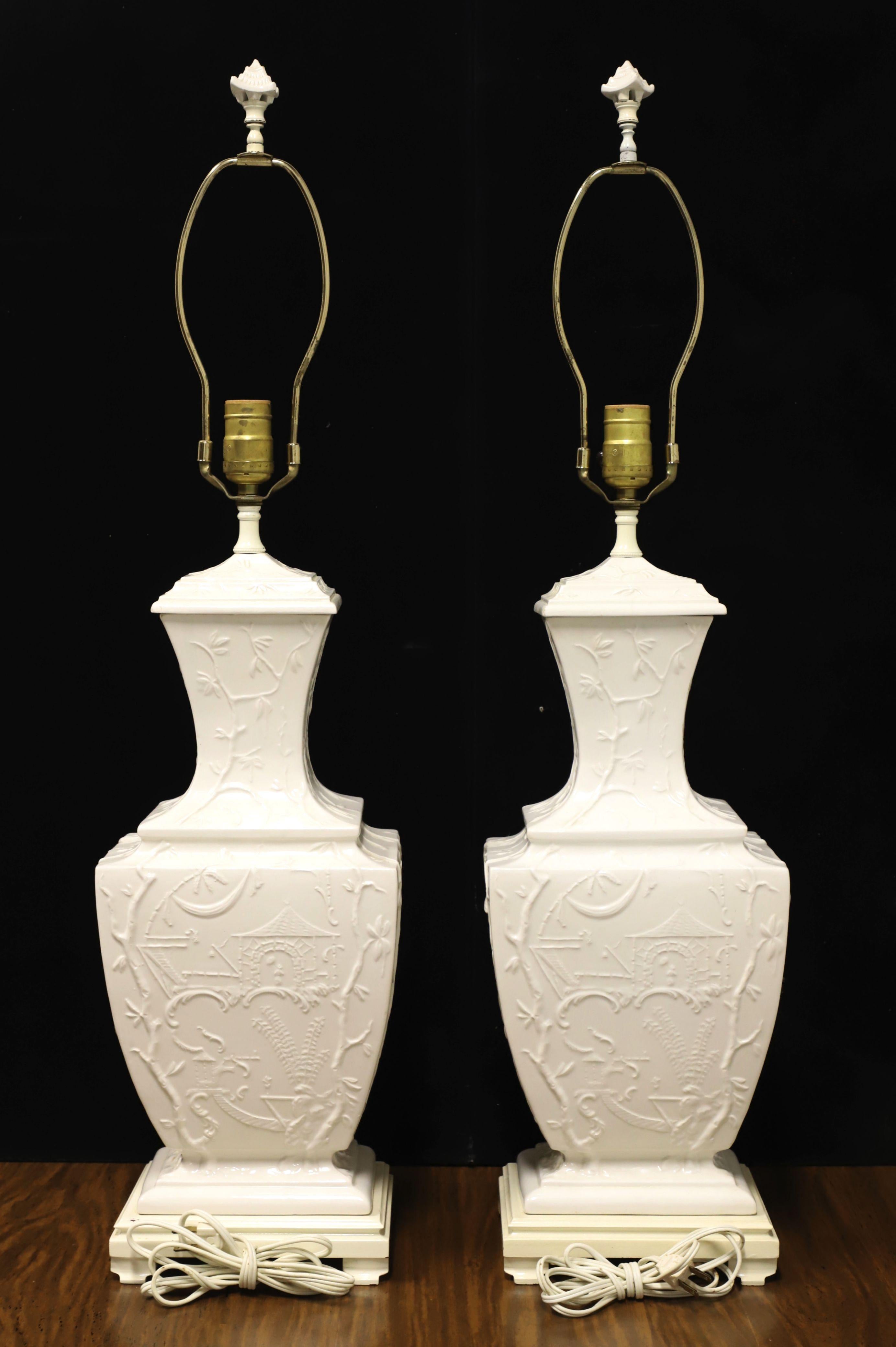 Chinoiseries Paire de lampes de table en porcelaine blanche Chinoiserie asiatique des années 1960 en vente