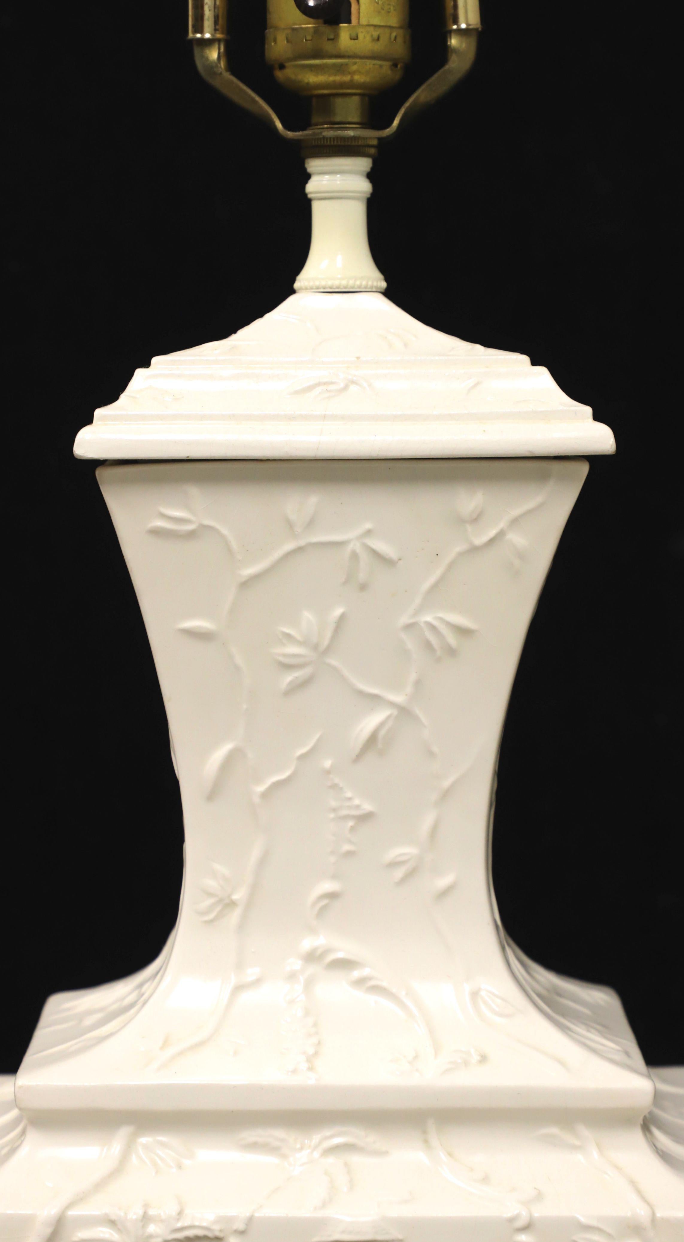 20ième siècle Paire de lampes de table en porcelaine blanche Chinoiserie asiatique des années 1960 en vente