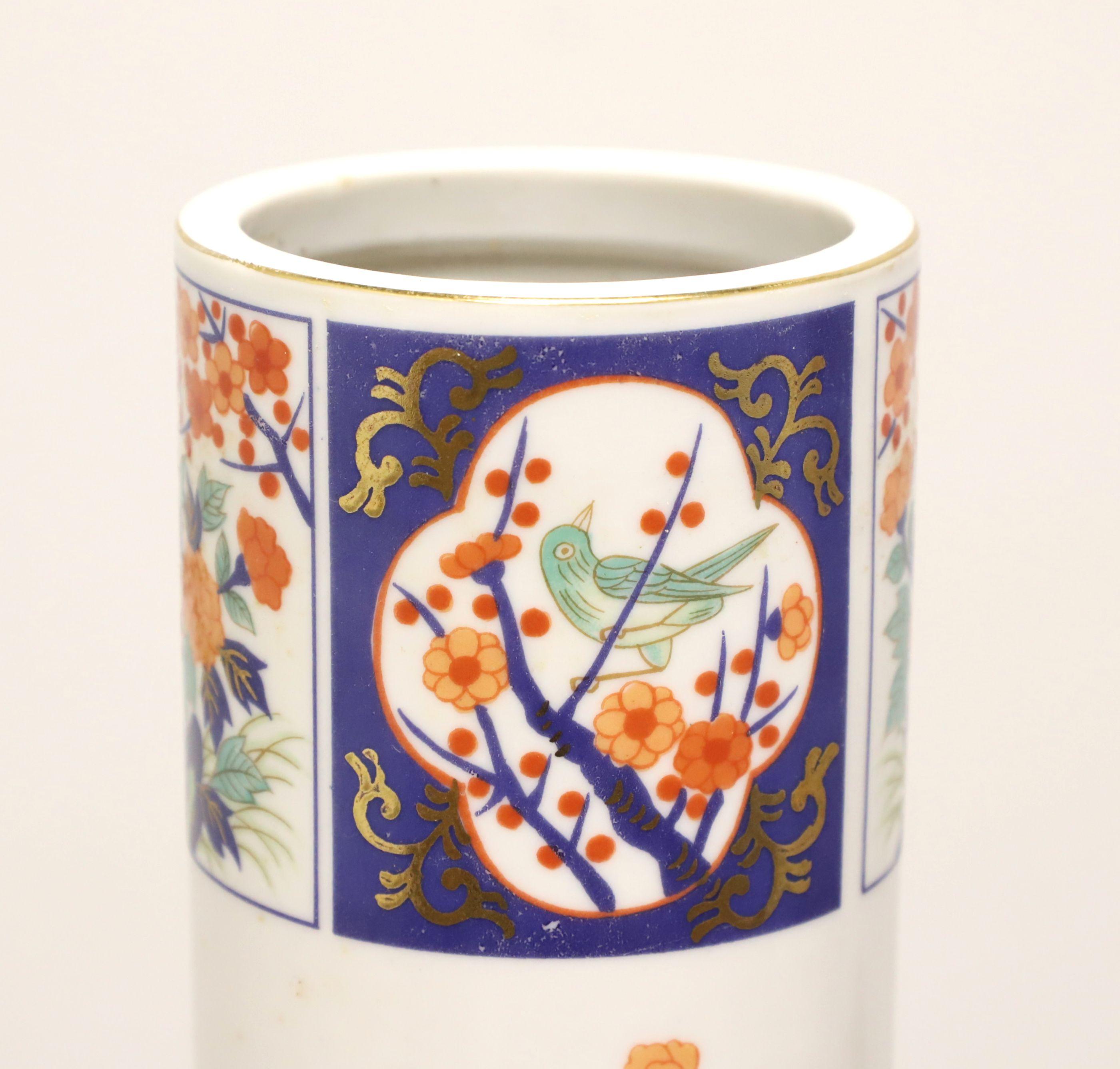 Asiatisch inspirierte zylindrische Vasen auf Messingständern aus den 1960er Jahren – Paar (20. Jahrhundert) im Angebot