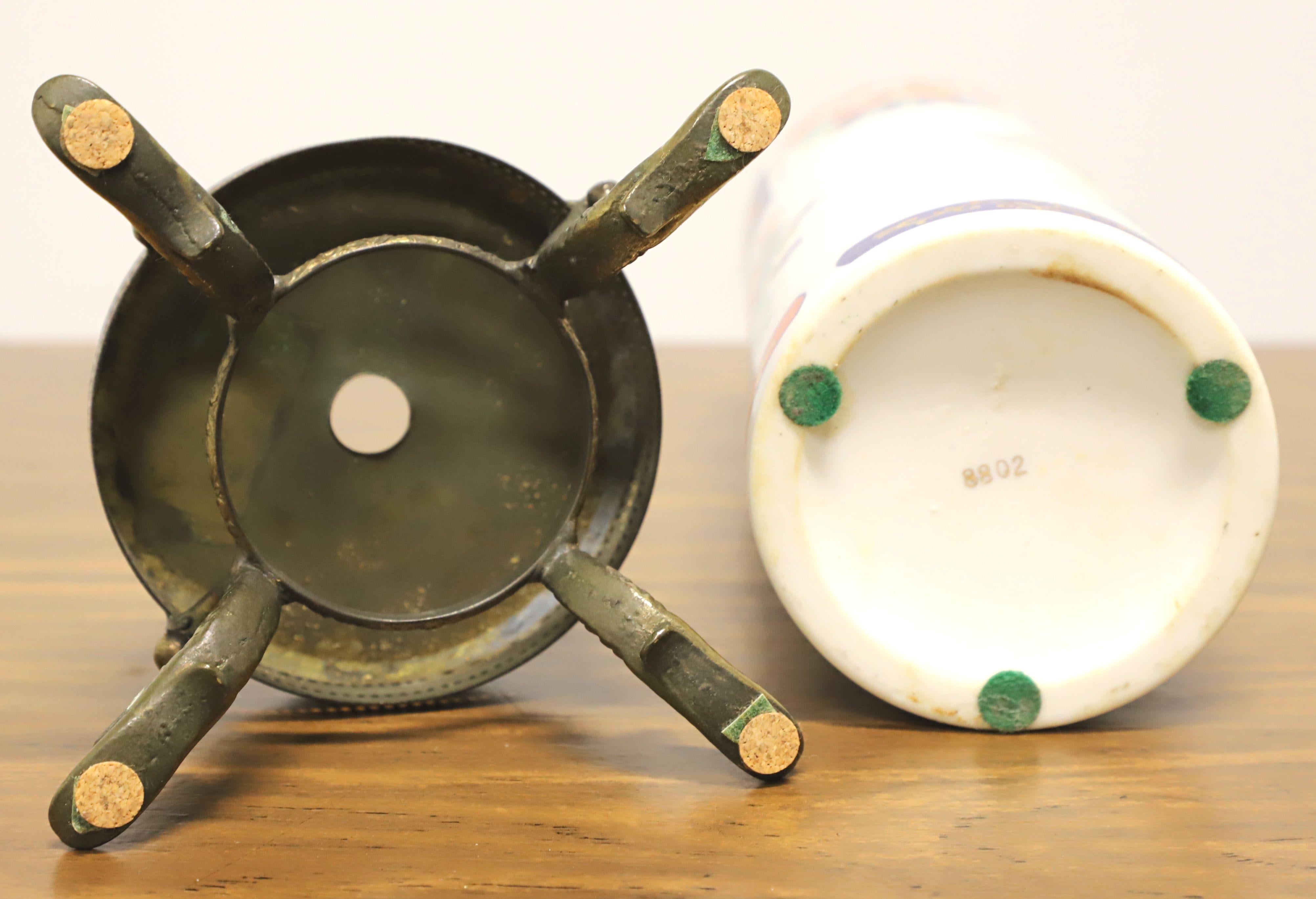Asiatisch inspirierte zylindrische Vasen auf Messingständern aus den 1960er Jahren – Paar im Angebot 2