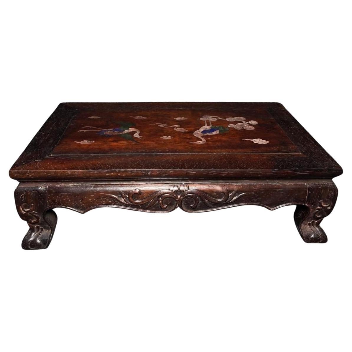 Table asiatique des années 1960 avec motifs sculptés et nuages de grues de coquillages