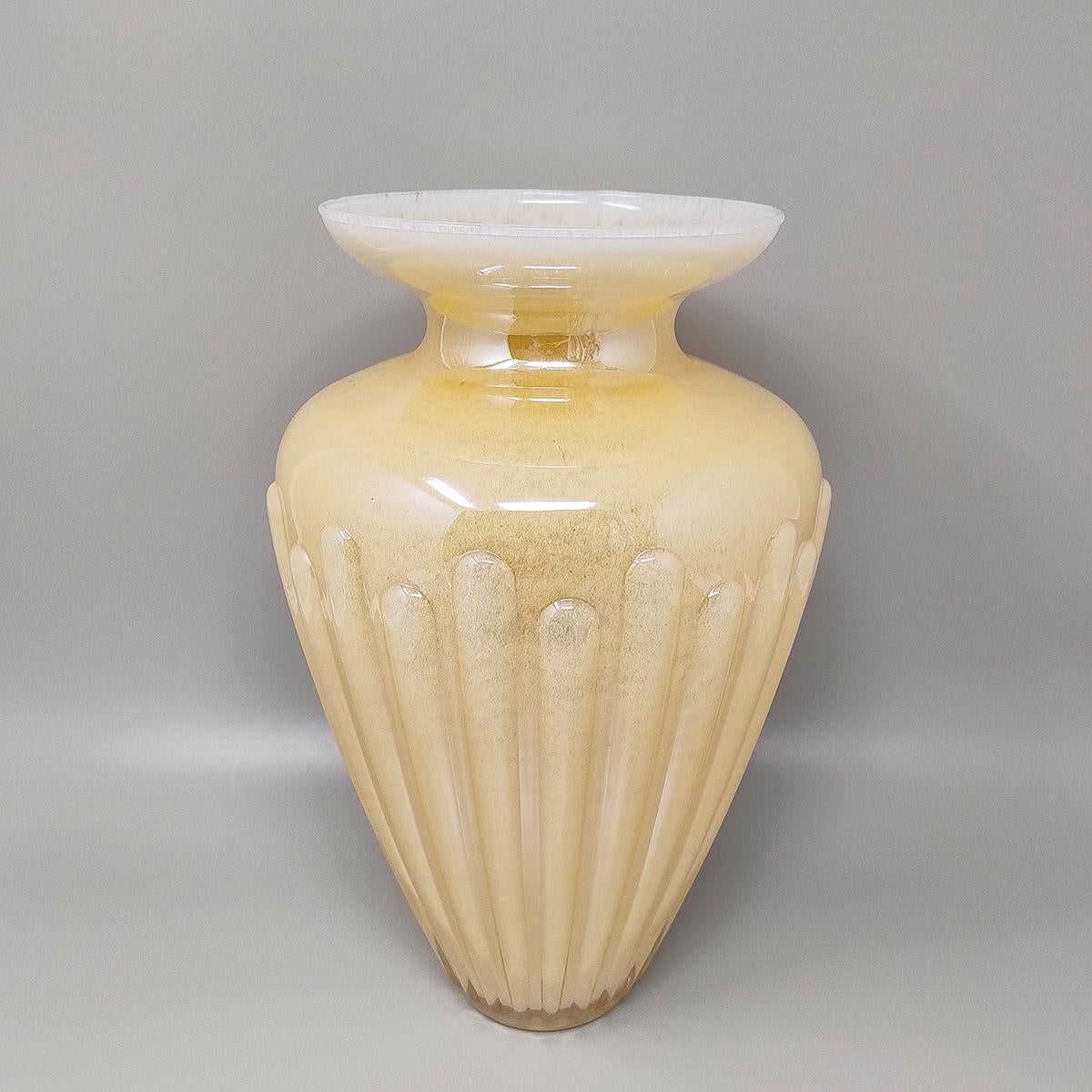 1960s Étonnant vase beige de Michielotto. Fait en Italie. L'article est en excellent état. 
Dimension :
diam 7,48  x 11,81 H pouces
diam 19 cm x 30 H cm

Les vases en verre de Murano de Michielotto sont des pièces de valeur qui reflètent