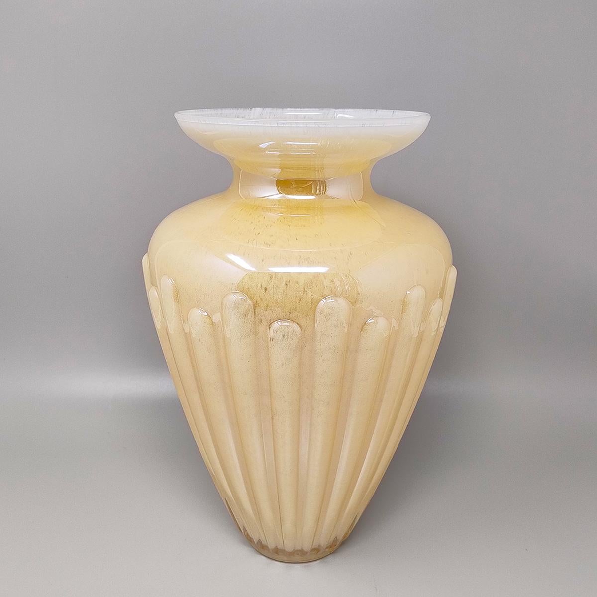 Mid-Century Modern Vase beige étonnant des années 1960 par Michielotto. Fabriqué en Italie en vente