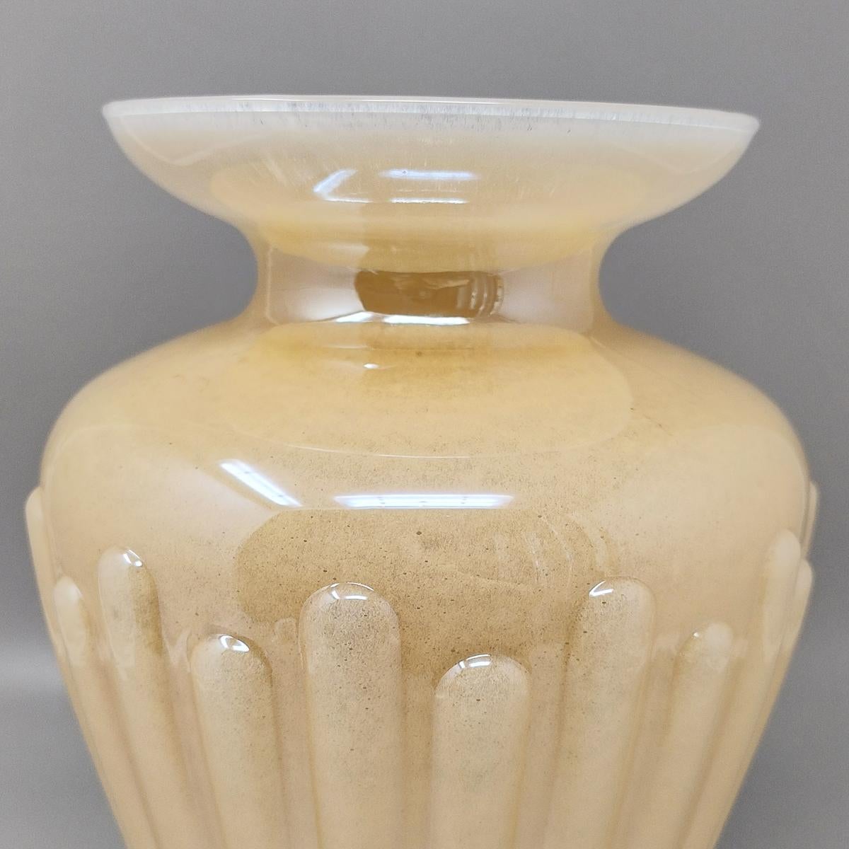 Vase beige étonnant des années 1960 par Michielotto. Fabriqué en Italie Excellent état - En vente à Milano, IT