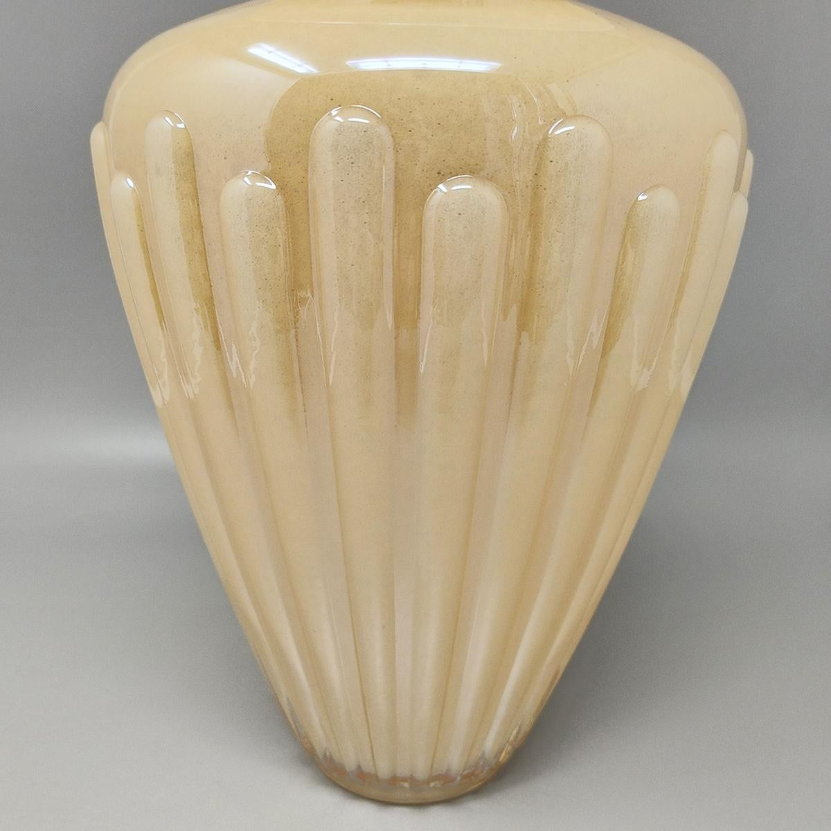 Milieu du XXe siècle Vase beige étonnant des années 1960 par Michielotto. Fabriqué en Italie en vente