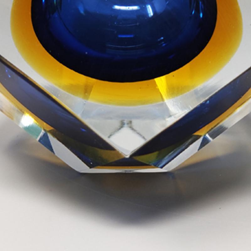 1960's Etonnant Cendrier Bleu ou Vide Poche Rare Dessiné par Flavio Poli
en verre de Murano.
L'article est en très bon état.
Dimensions :
5,11 diamètre x 3,54 H pouces
cm 13 diamètre x 9 H.