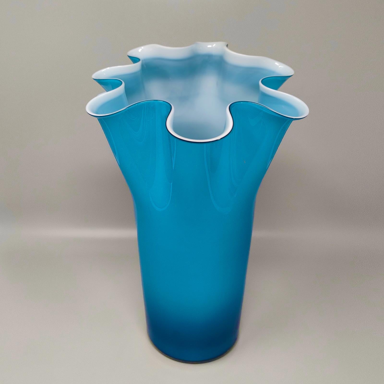 1960 Stupefacente vaso fazzoletto blu di Ca' Dei Vetrai in vetro di Murano. Prodotto in Italia. L'articolo è in ottime condizioni.
Dimensioni:
diam 8,26 x 11,81 H. pollici
diam 21 cm x 30  H. H.