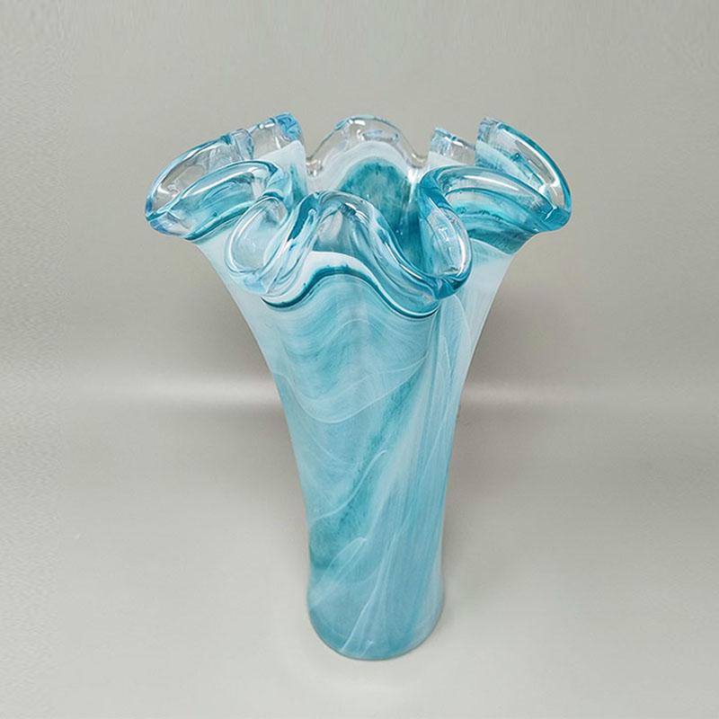 1960er Jahre Erstaunliche blaue Vase von Ca dei Vetrai aus Murano-Glas. Hergestellt in Italien. Der Artikel ist in ausgezeichnetem Zustand.
Dimension:
Durchmesser 6,69 x 10,62 H Zoll
Durchmesser cm 17 x cm 27 H 