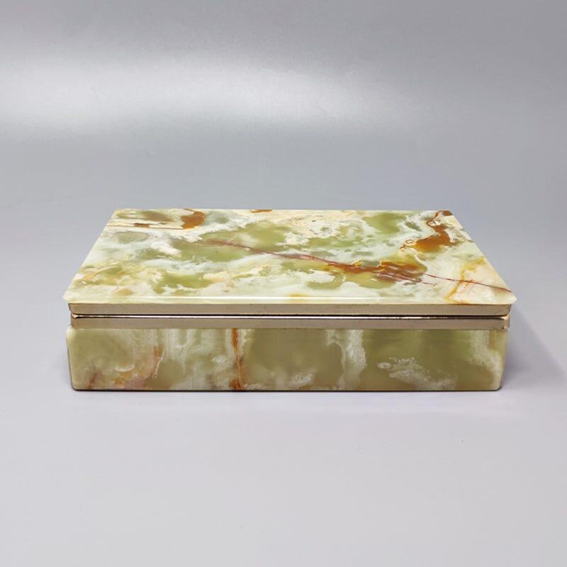 1960er Jahre Erstaunliche Schachtel aus Onyx. Hergestellt in Italien. Diese Box ist erstaunlich und in ausgezeichnetem Zustand.
Abmessungen:
7,08 x 4,33 x 1,57 H Zoll
18 x 11 x 4 H cm

 