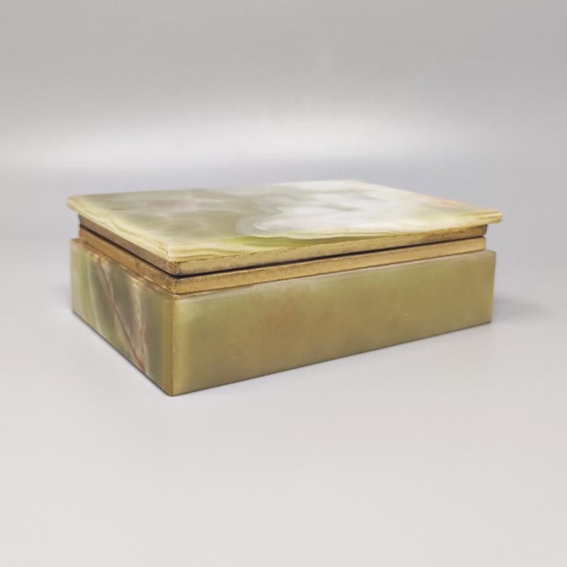  1960er Jahre Erstaunliche Schachtel aus Onyx. Hergestellt in Italien. Diese Box ist erstaunlich und in ausgezeichnetem Zustand.
Dimension:
6,29 x 4,33 x 1,57 H Zoll
16 x 11 x 4 H cm
